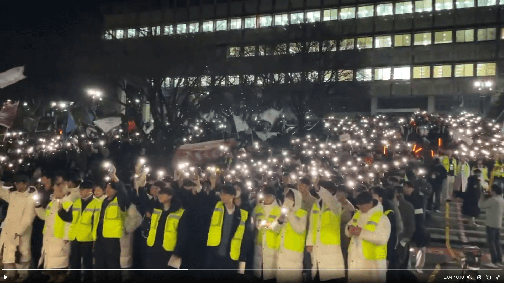 民眾自發上街抗議，在寒冬中高唱〈再次重逢的世界〉。（翻攝自X@josungkim）