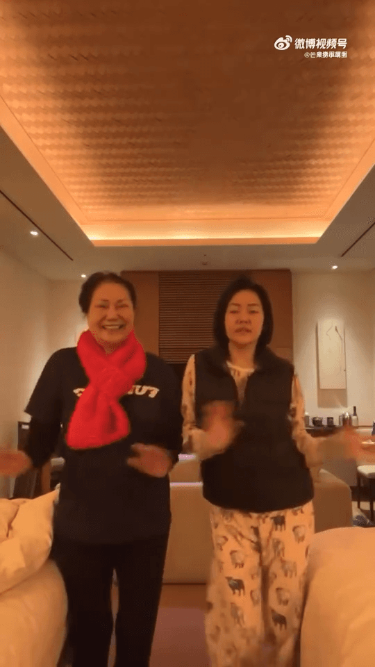 小S最近才發和S媽合體跳舞的影片，看不出有任何異狀。（翻攝自微博）