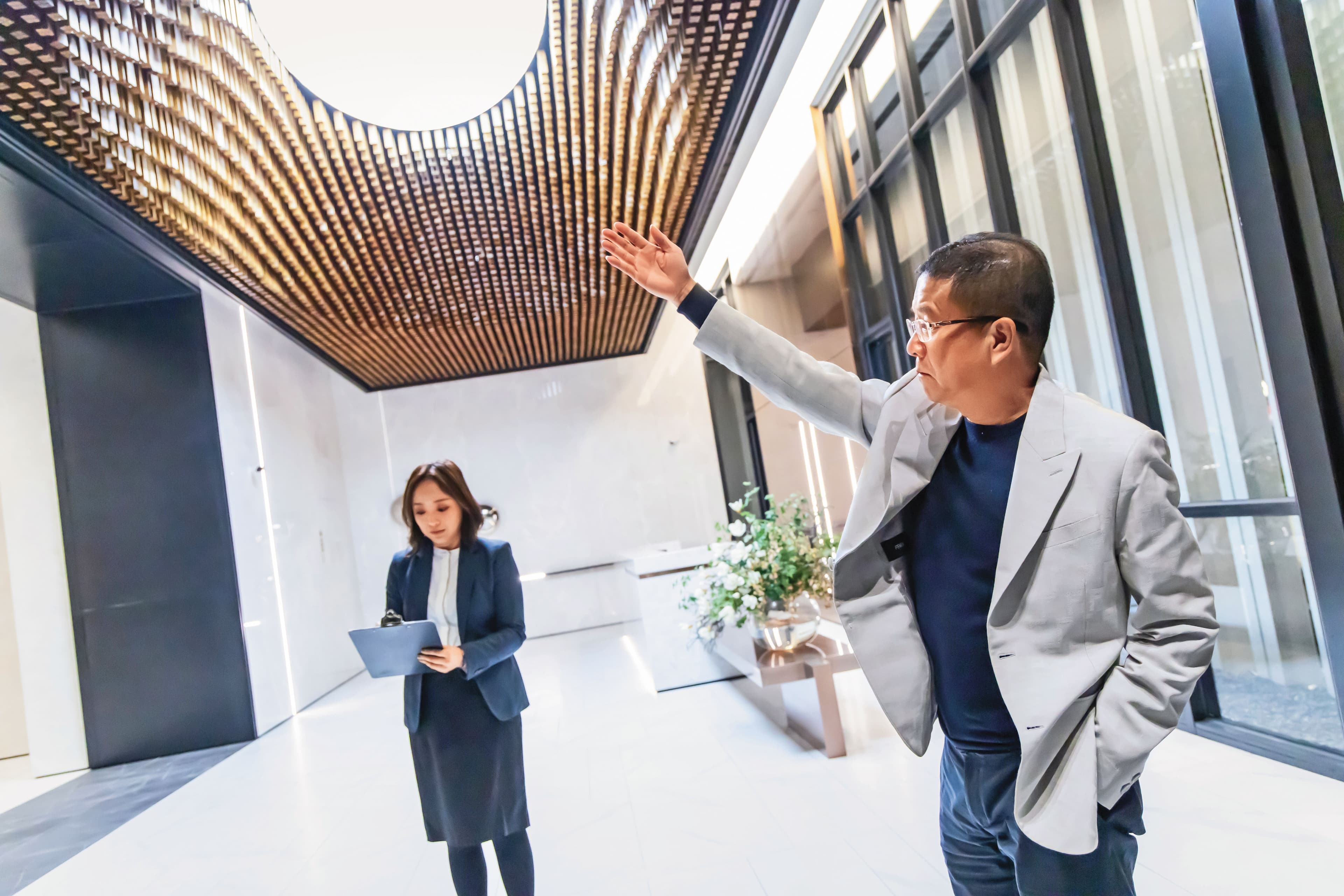 在長子引薦下，呂金發引進許多國際建築元素，採先建後售、剛完工的建案「一央清」大廳，斥資千萬元以3,700根松木建構天花板層次。