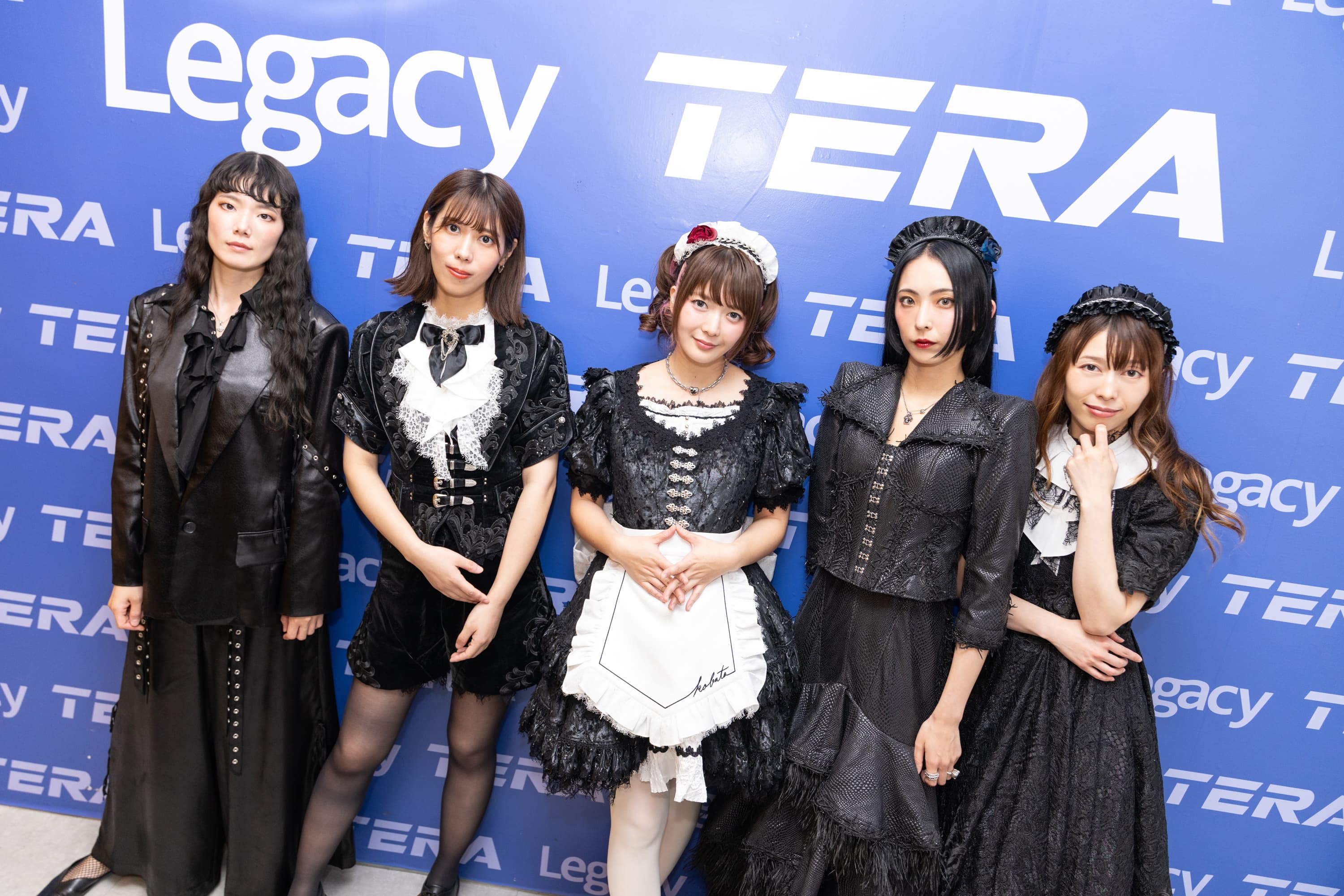 BAND-MAID成員全團最近迷上戰鬥陀螺，甚至把玩具帶著跑歐洲巡演，AKANE（左二）被封為「歐洲第一」。（Welcome Music提供）