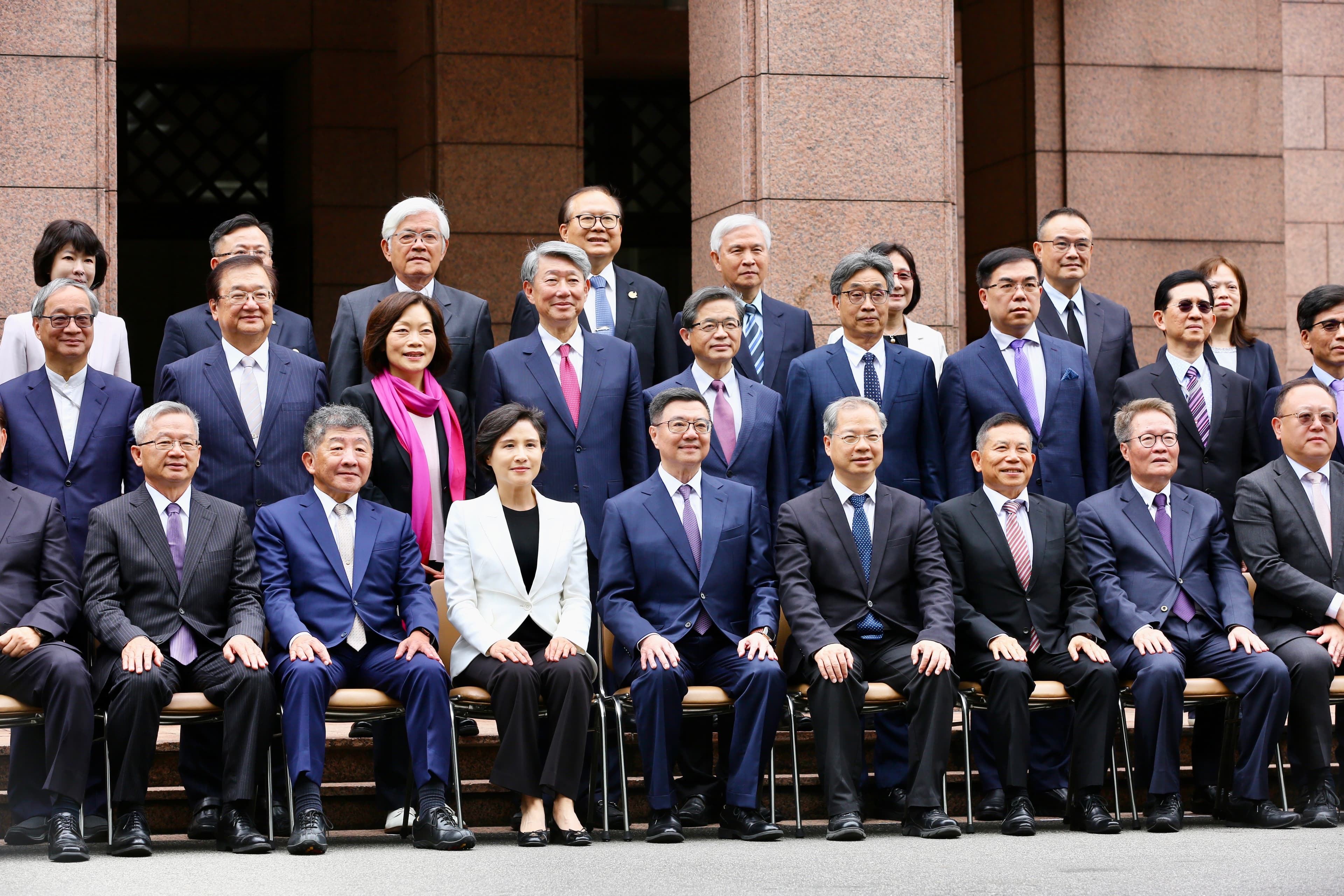 行政院今日舉辦聯合交接典禮。