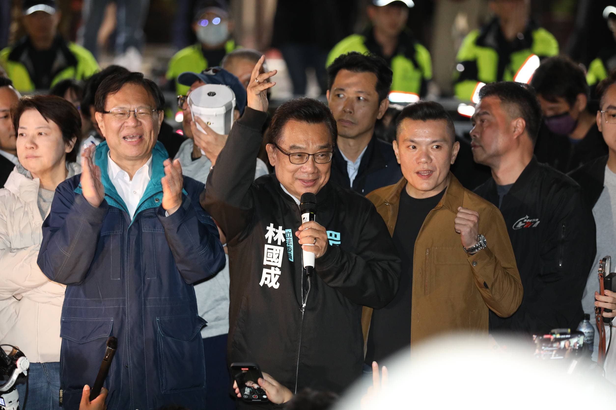 民眾黨立委林國成（中）等民眾黨其他立委及議員也紛紛在現場發言。