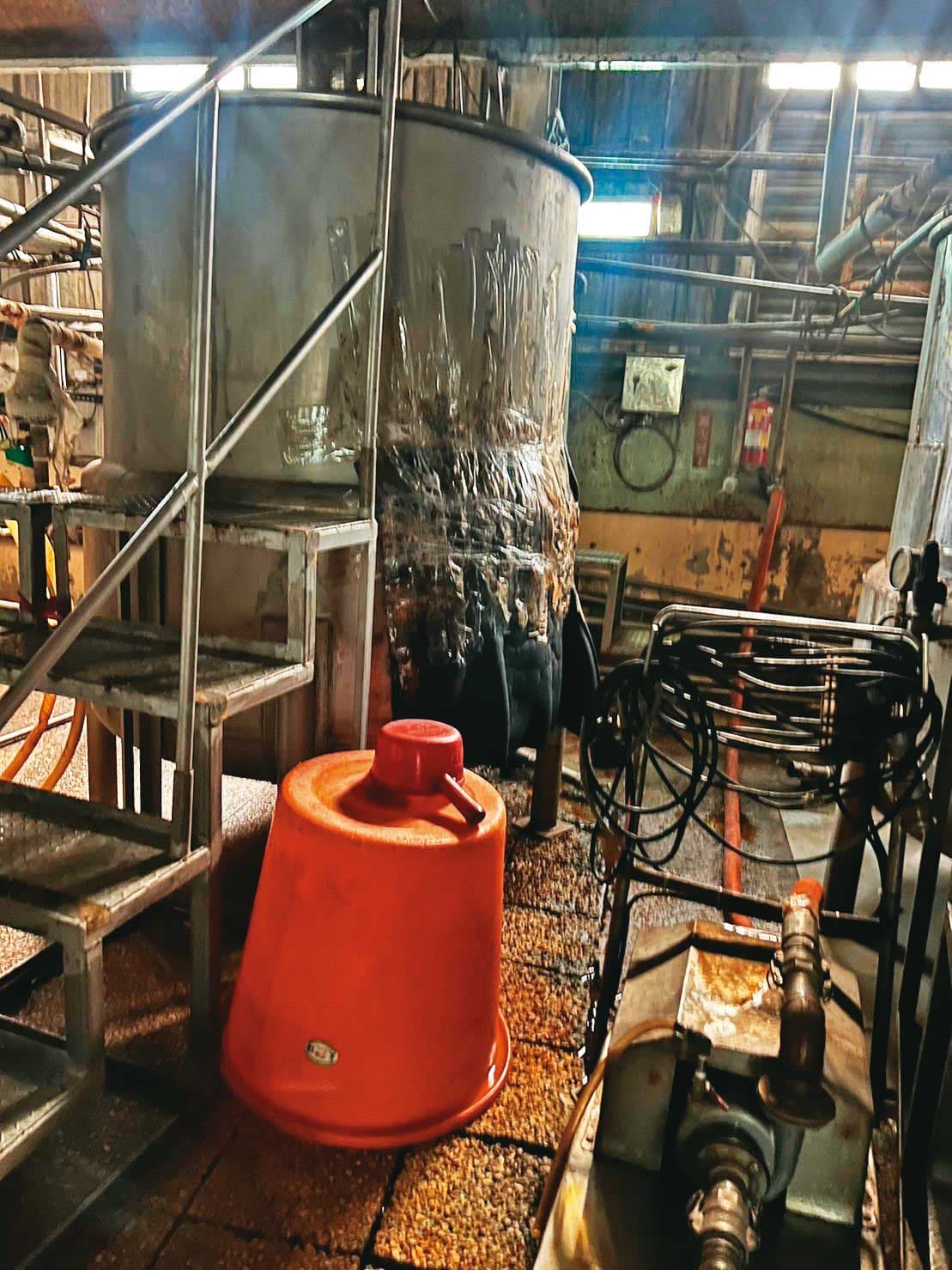 東成醬油工廠成立數十年未更新設備，廠區老舊雜亂。（讀者提供）