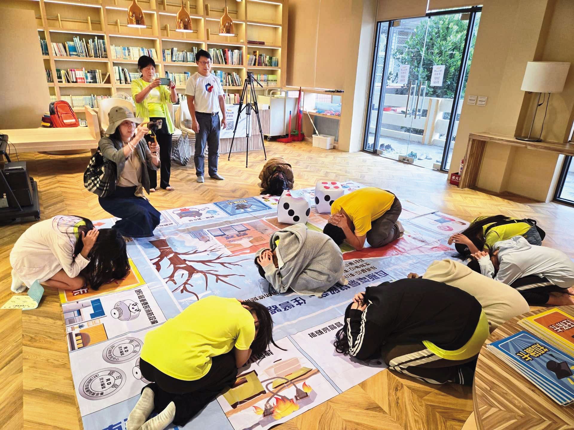 台灣的防災教育集中在校園，孩子熟悉「趴下、掩護、穩住」，卻在離開校園後，缺乏進入社區、理解城市避難系統的機會。（翻攝校園防災花路米臉書粉專）