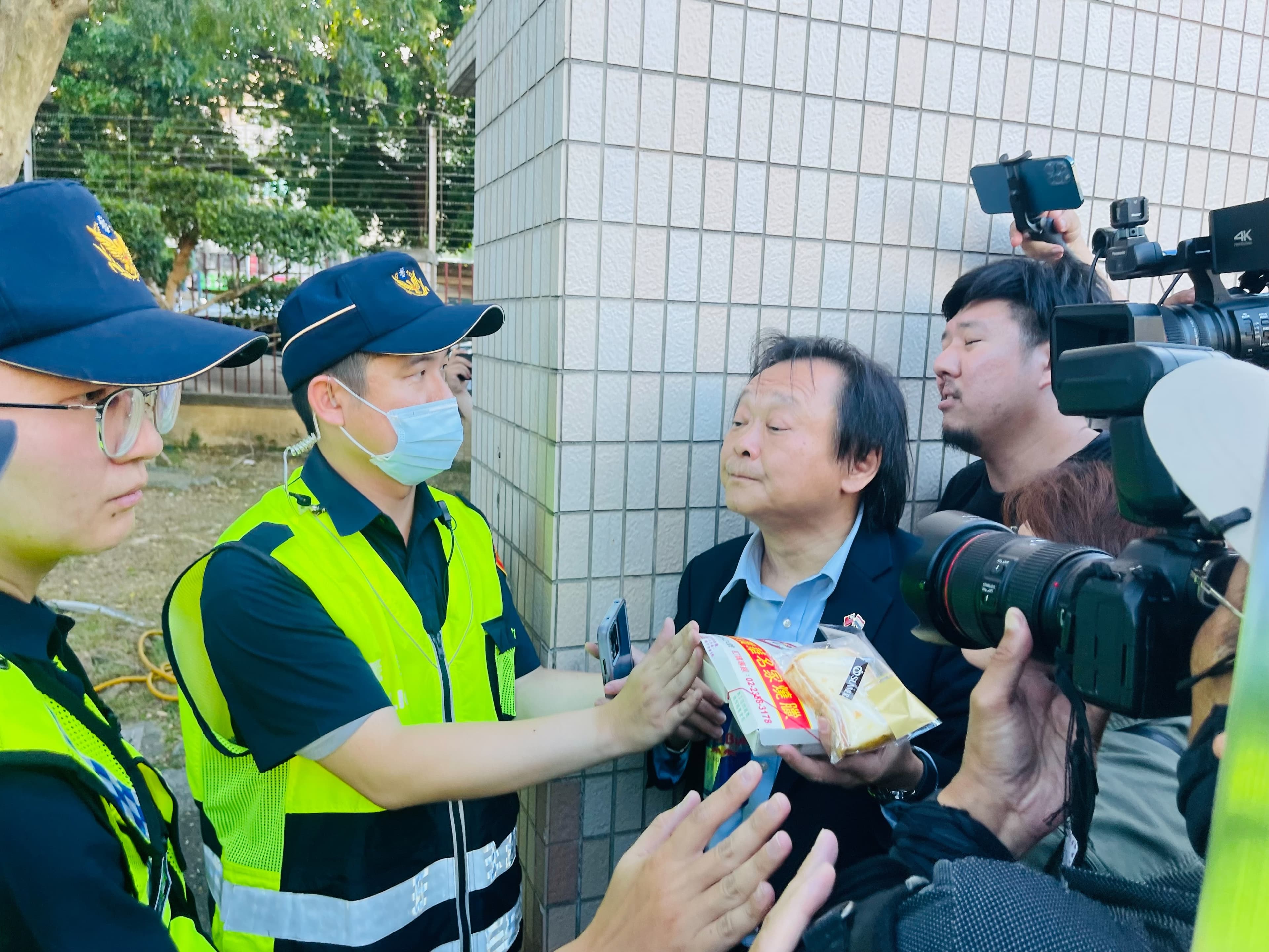 王世堅抵達台北看守所，手持雞鴨便當，肉有去骨。