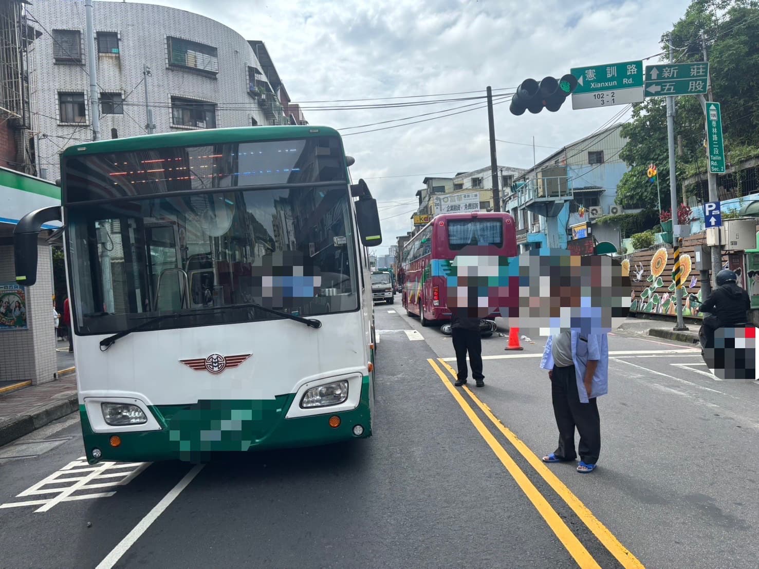 蔡姓婦人在路口待轉先被擦撞倒地後，再被公車撞上，所幸命大沒有生命危險。（翻攝畫面）