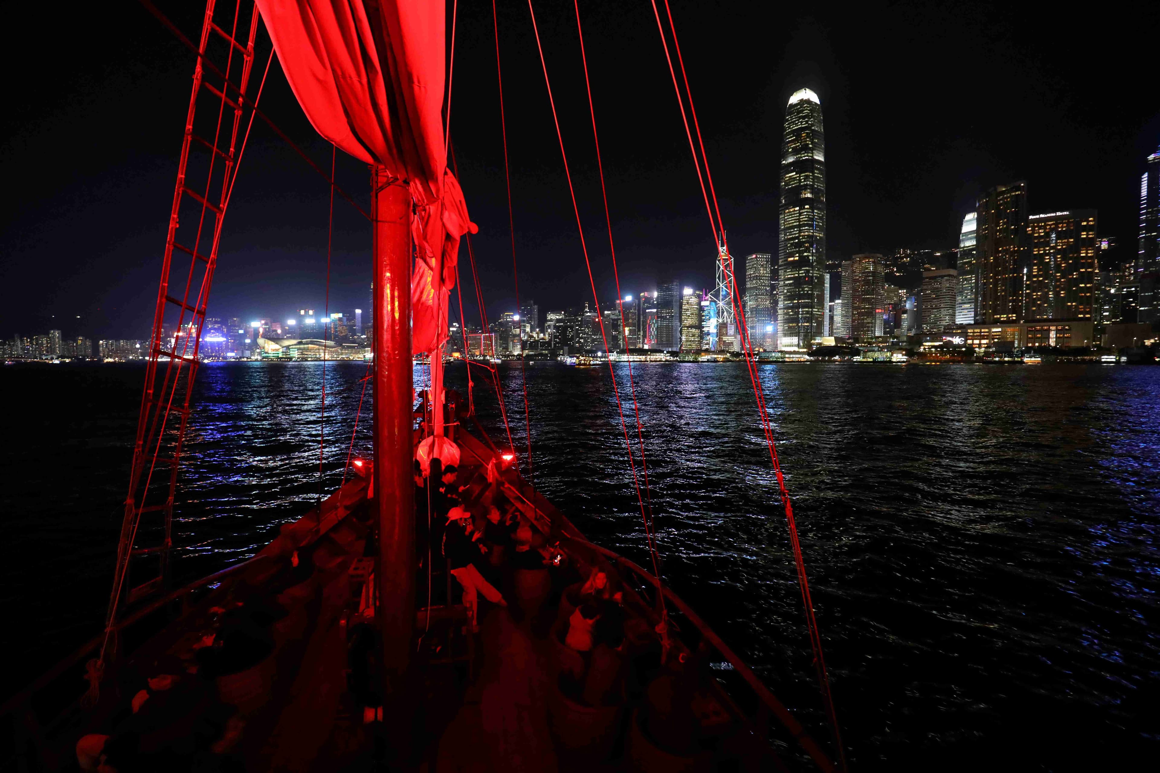 搭上張保仔,便可近距離欣賞九龍與中環兩側的不同美景。