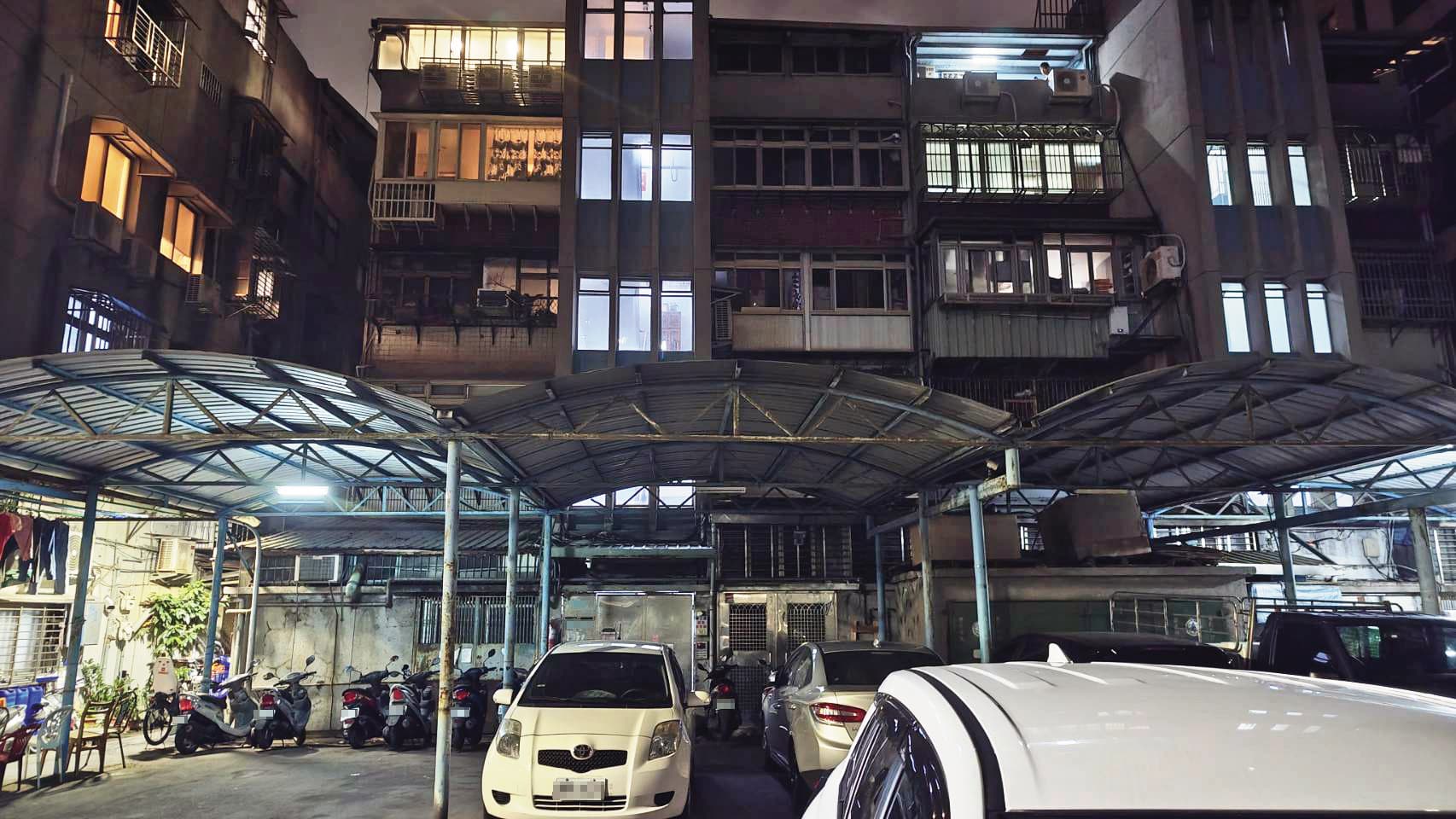 林靖曾多次帶女學生返回住處，有時一待2小時才離去。