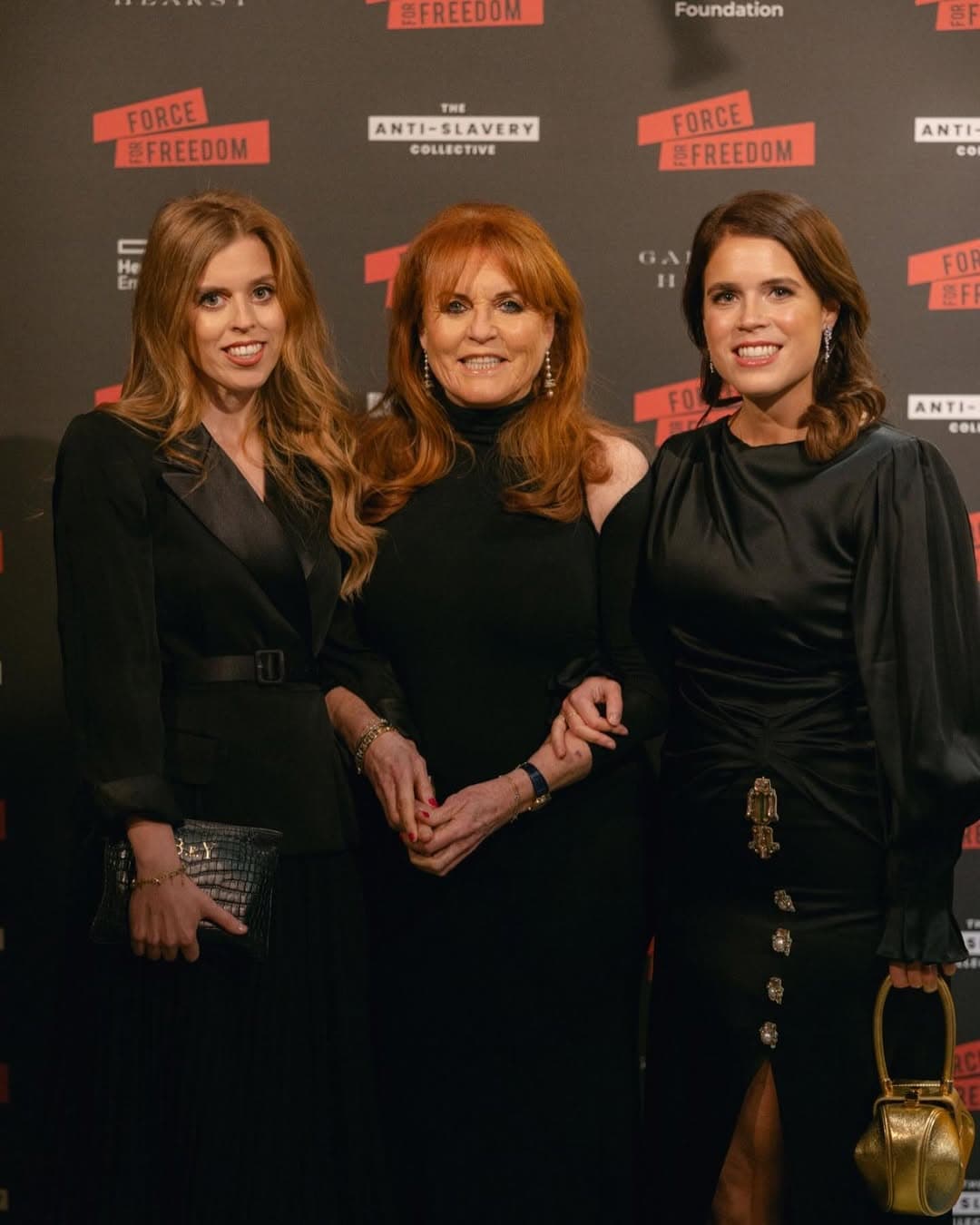 菲姬(中)和兩個女兒碧翠絲公主、尤金妮公主感情好。(翻攝princesseugenie IG)