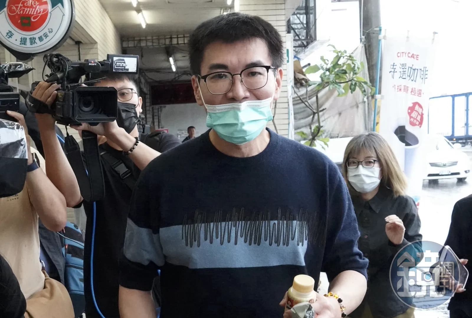 趙建銘聲稱要替兒子投資理財，多年來卻全盤掌控帳戶的帳號、密碼與印鑑存摺。（本刊資料照）