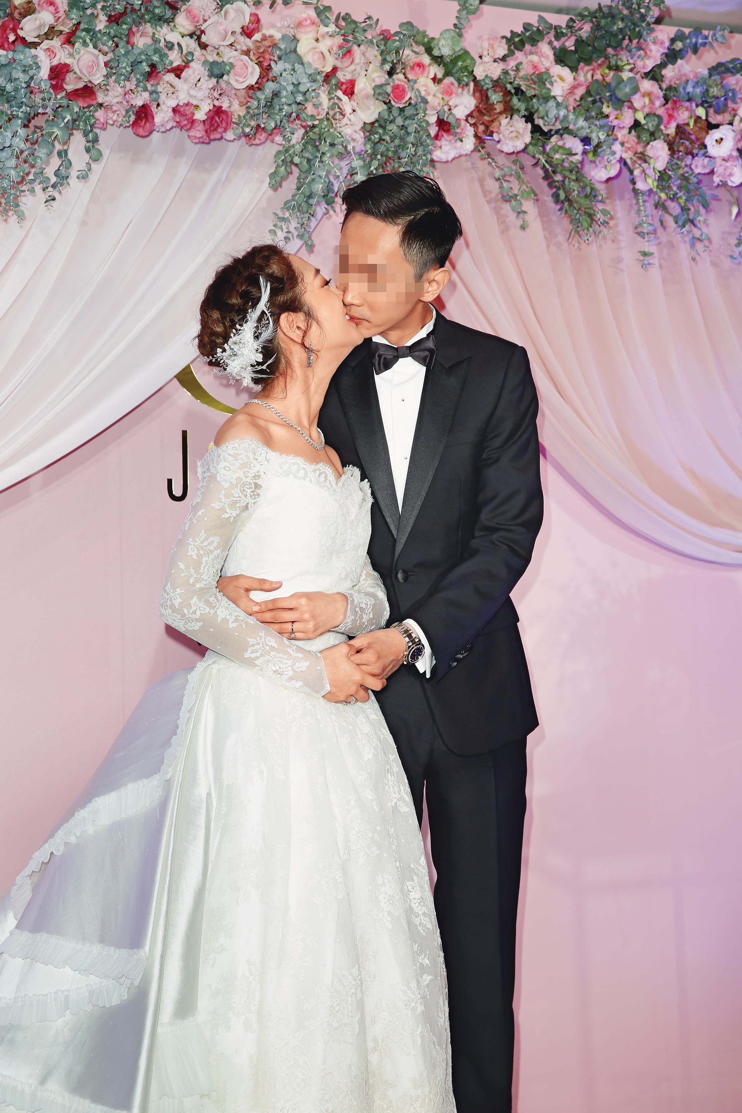 2016年底，楊千霈（左）和交往19天就閃婚的洪家傑（右）舉辦婚宴。