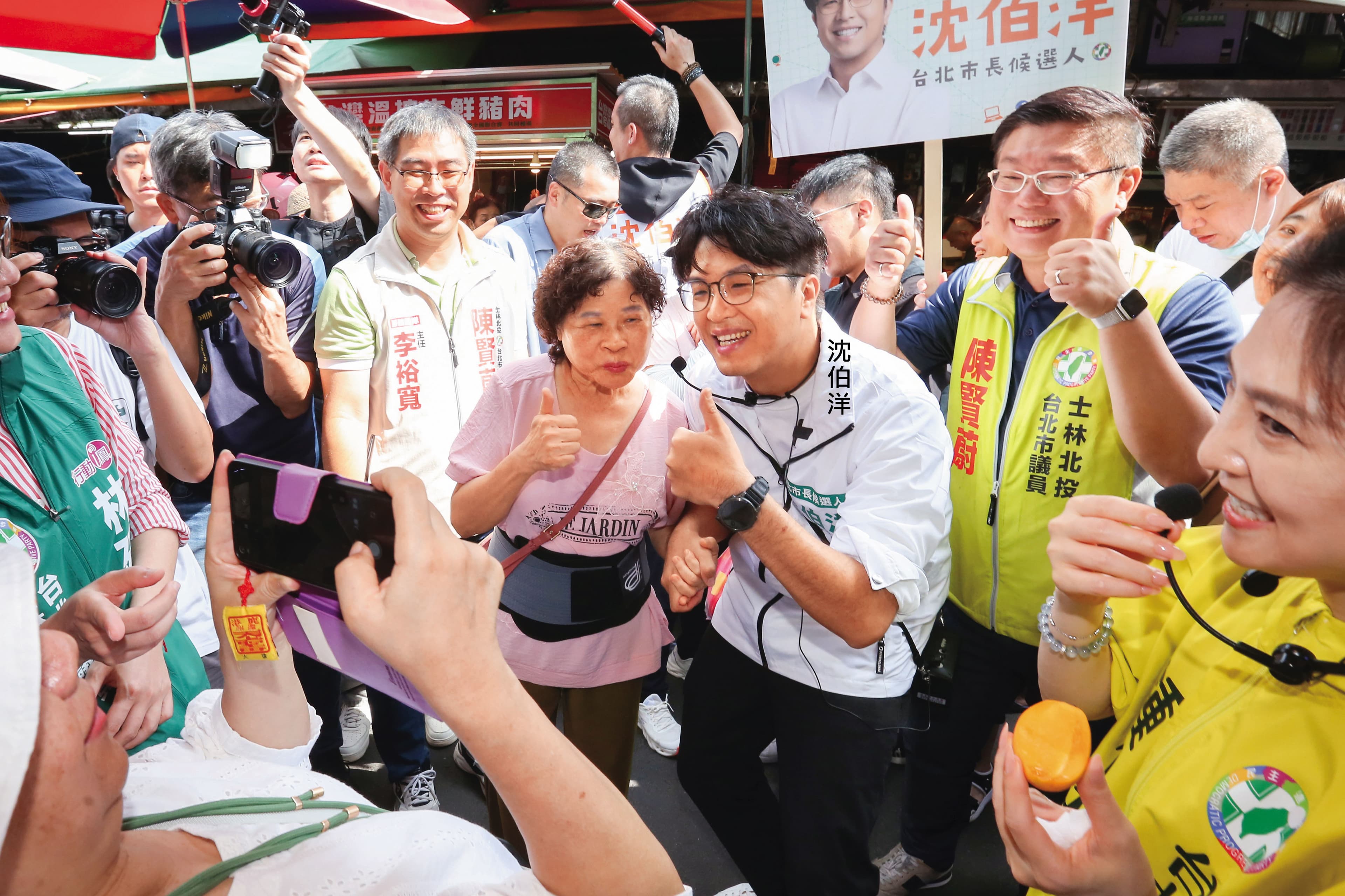 沈伯洋這次競選台北市長喊當「你的市長」，治理台北市「要聽大家的、聽你的」。圖為掃街畫面。（鏡報董孟航）