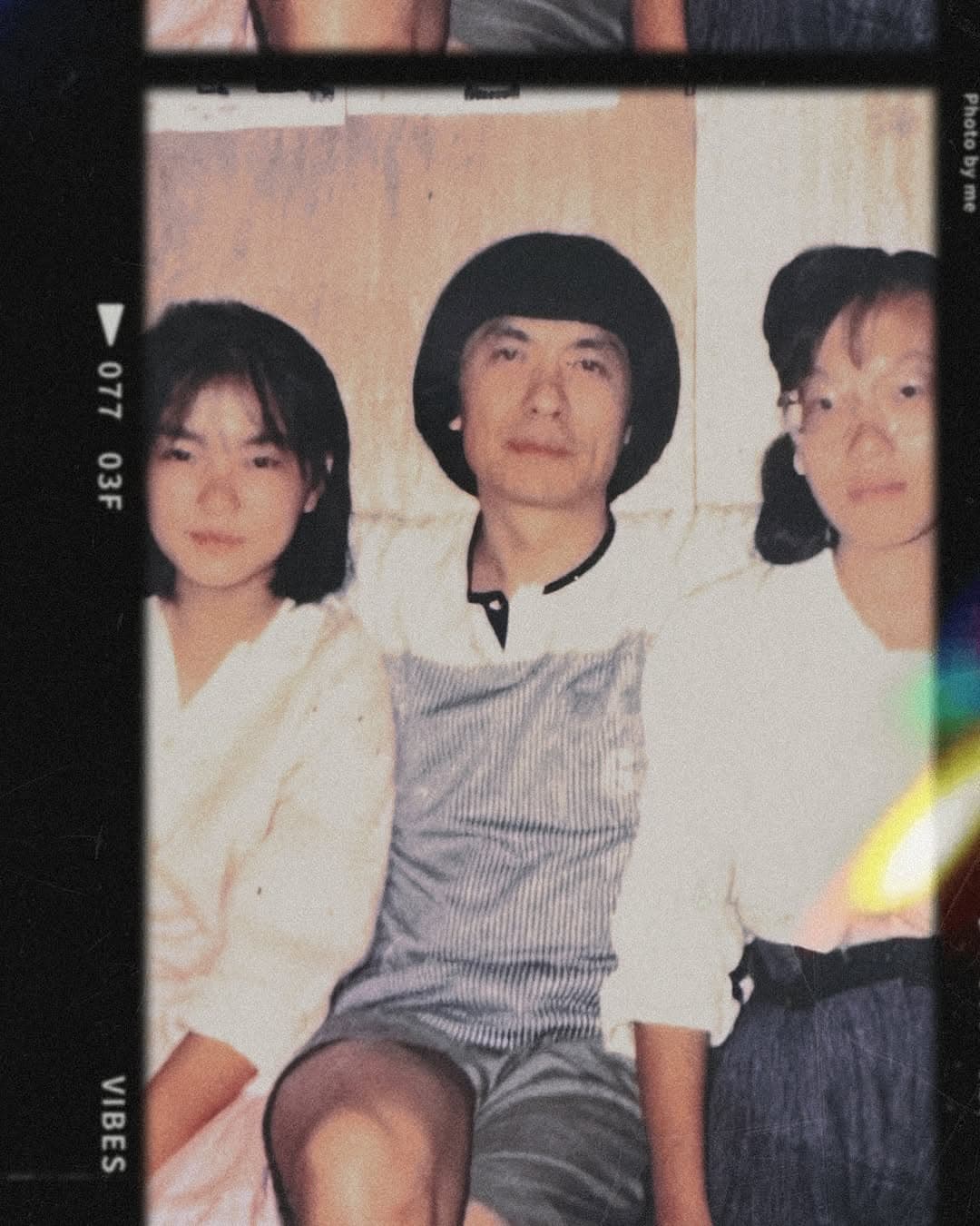 謝金燕也在社群媒體上悼念父親，她分享了一張與父親和姊姊的合照。（翻攝自謝金燕IG）