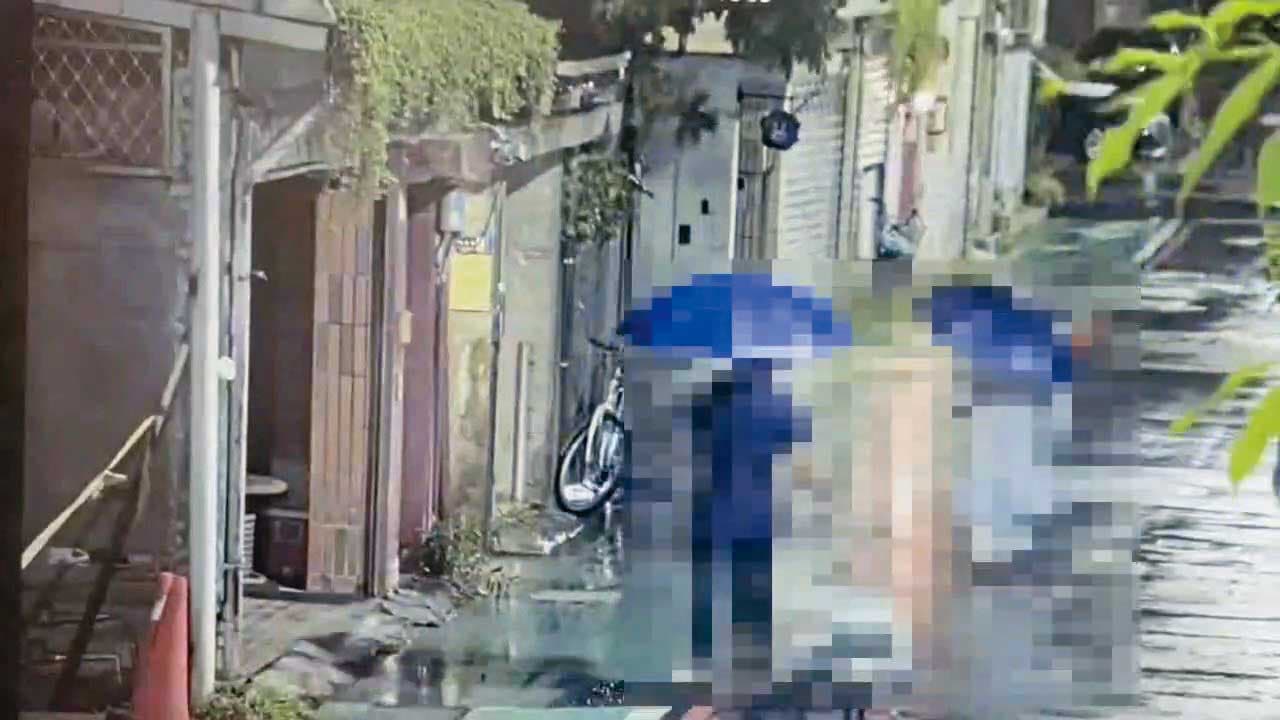 監視器畫面錄下王薀信眾在下雨天將蔡姓被害人綁在推車上，再運至精舍。（翻攝畫面）