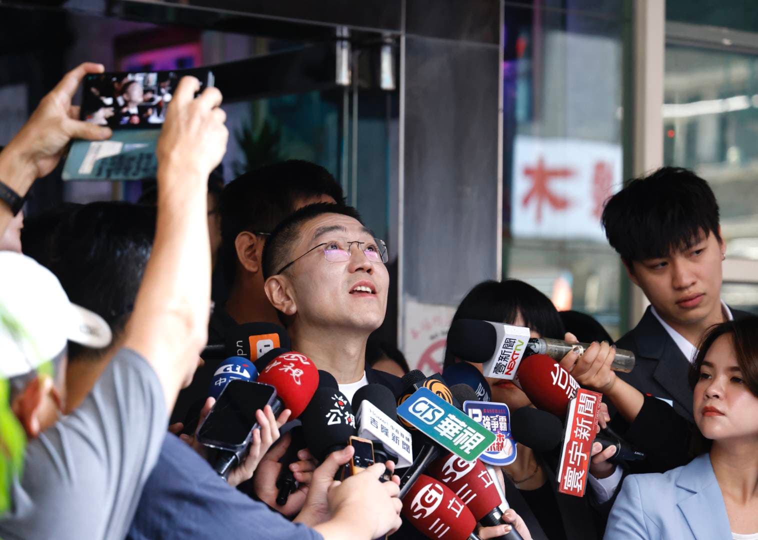 謝國樑受訪，今天是投票日，看早上的天氣，心情也比較好。
