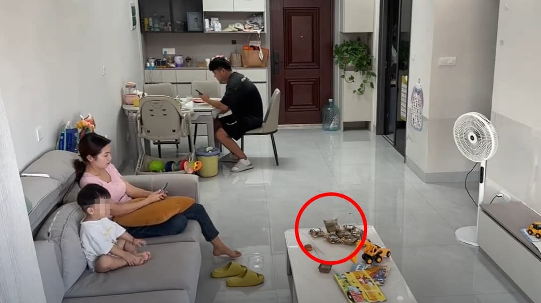 中國一家三口被桌上突然爆炸的月餅嚇到。（翻攝自Small Family YT頻道）