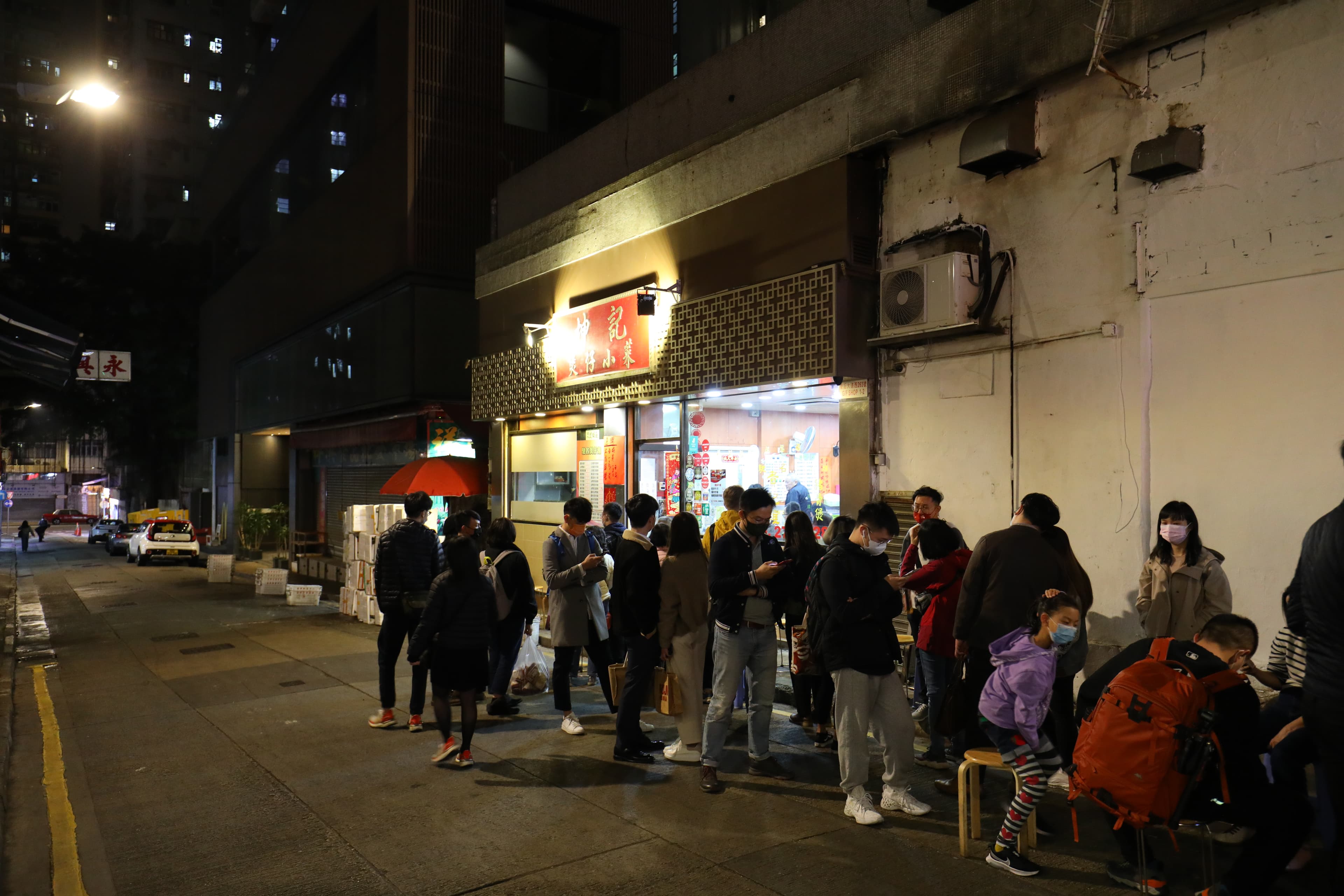 平日晚上的「坤記煲仔小菜」，不管什麼時段來，都要排隊。