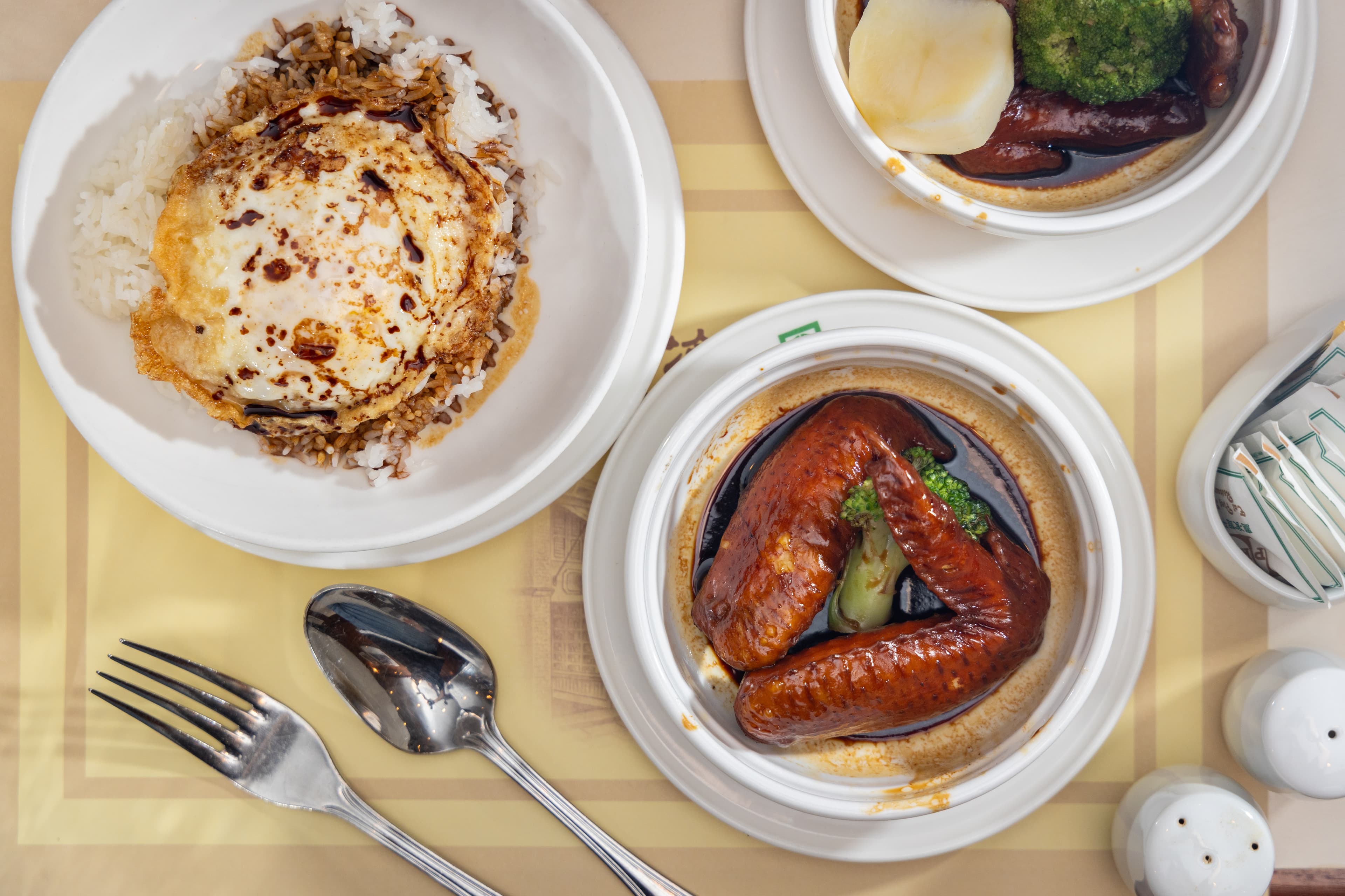 下午茶餐的「太平館瑞士雞翼」，包含兩隻雞翼和煎蛋飯，相當美味。（港幣78元／份）