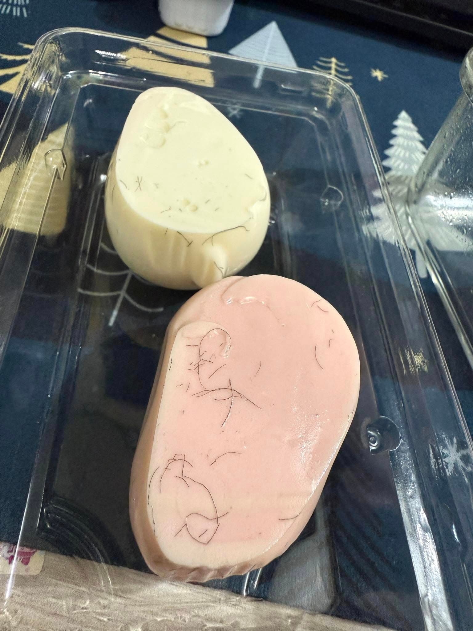 民眾日前在鎮瀾宮附近的攤商購買兔子布丁，卻發現底部都是不明毛髮。（翻攝臉書「爆料公社」）