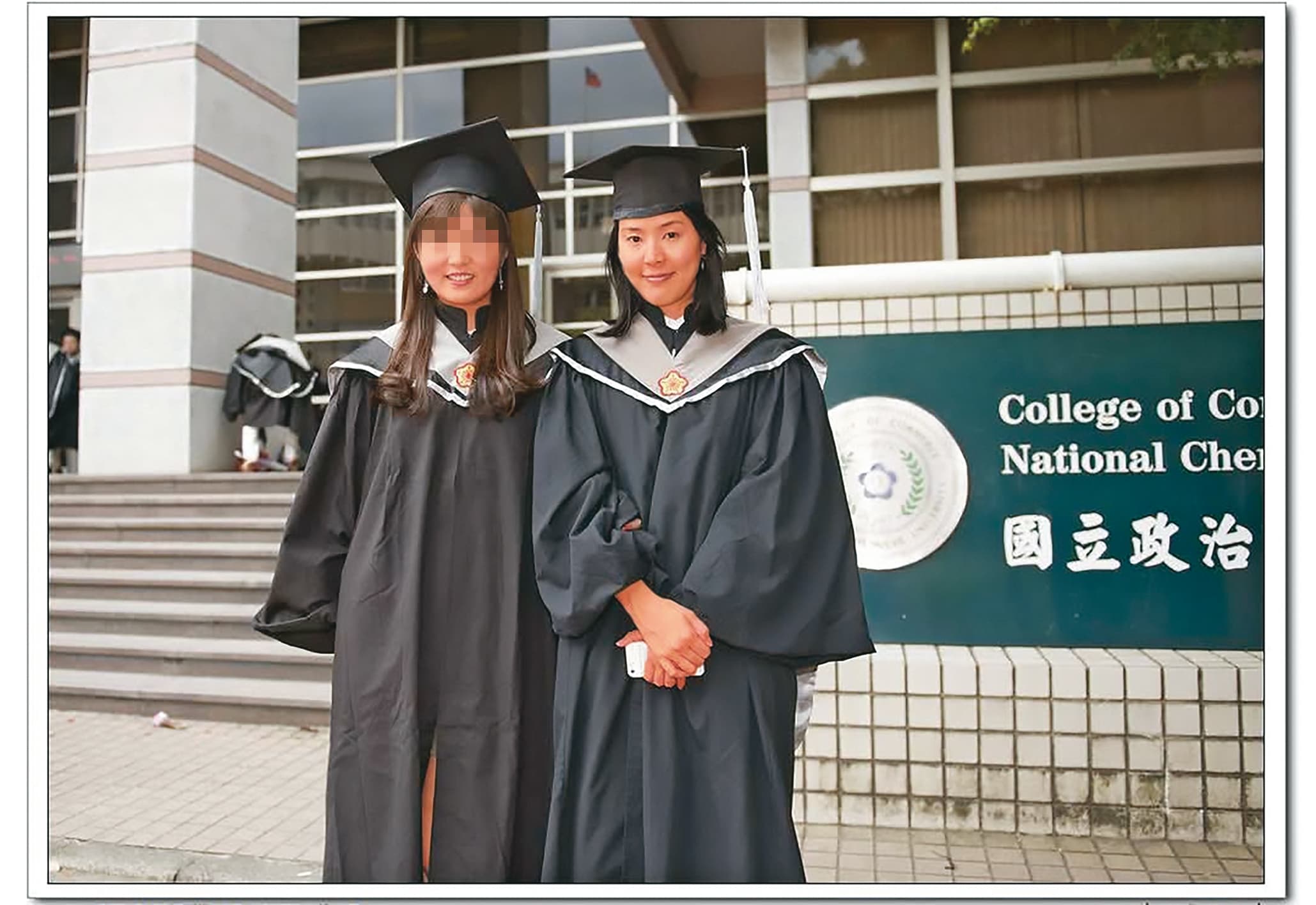 孫正華（右）曾攻讀政治大學EMBA文化創意組。（翻攝自莊翰祥臉書）