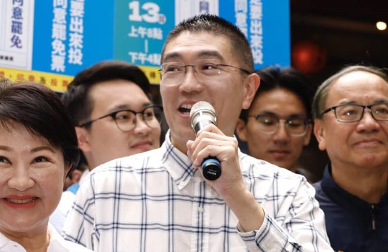 傳出謝國樑捐款200萬元給民眾黨，檢調為避免政治紛擾，在罷免案後才傳喚他到案說明。