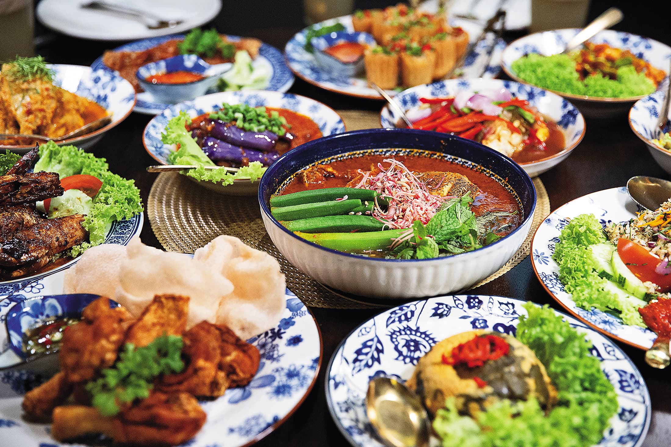 Gaik Lean以香茅、薑花、辣椒等多種香料製作的「亞參咖哩魚」，酸辣風味與口感呈現出娘惹菜餚的特色。（中，時價，圖中約馬幣115元／份，約NT$874）