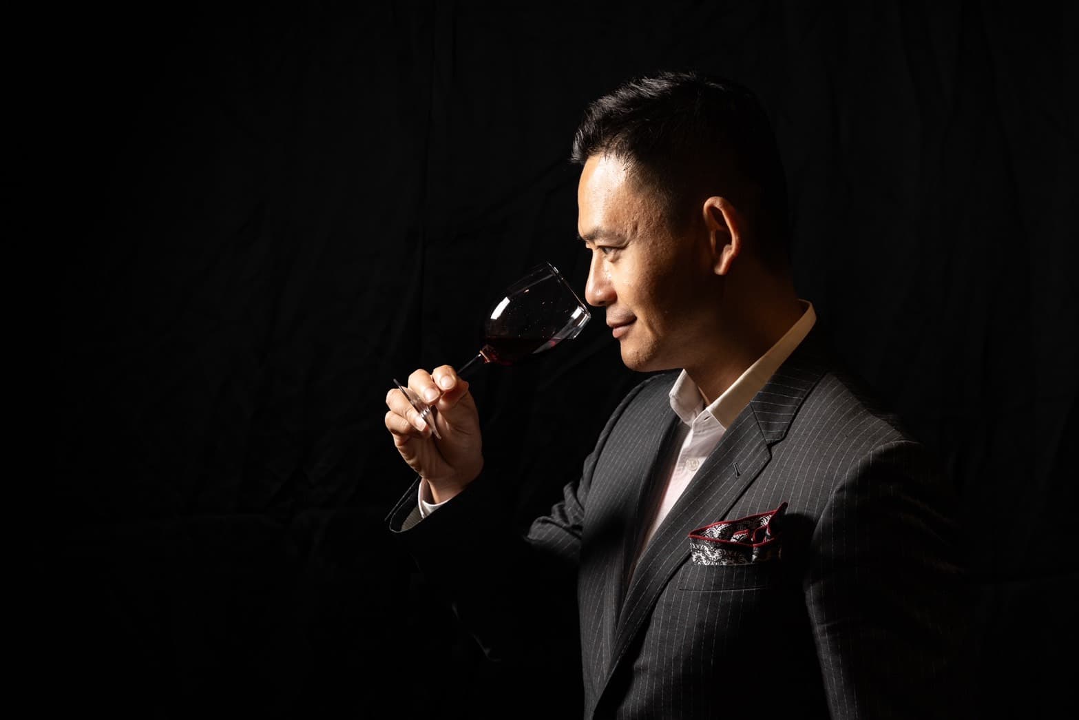 全聯葡萄酒專屬顧問與代言人林才右，不僅精選產地各異的葡萄酒，更創立臉書社團「全聯葡萄酒選購指南」，幫酒迷選出命定酒款。
