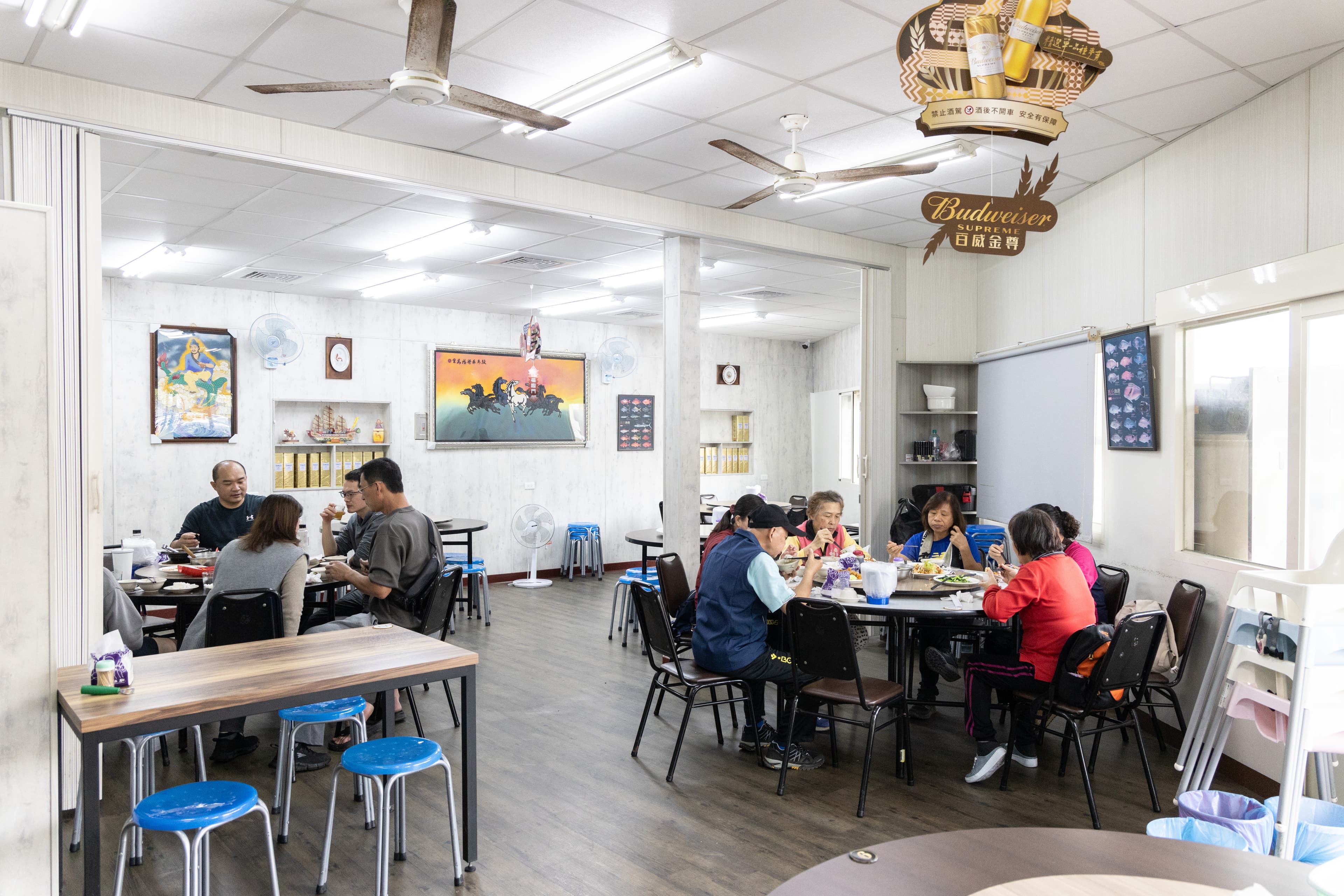 店內用餐環境乾淨且提供冷氣，是在地人聚餐的好去處。