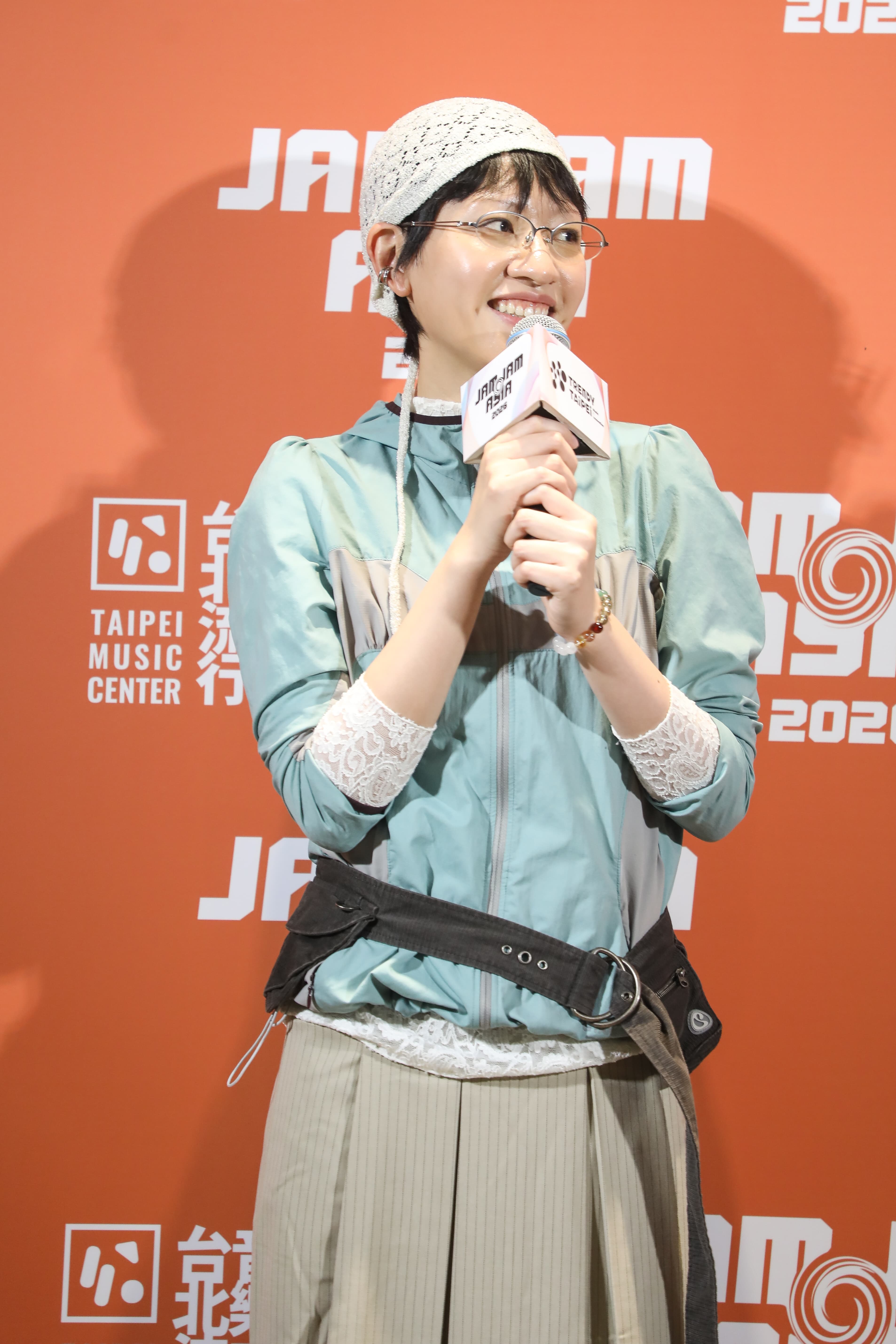 陳嫺靜首度邀請兩位和聲老師加入演出，豐富現場聽覺層次，讓她直呼「有和聲真的超棒！」（讀者提供）