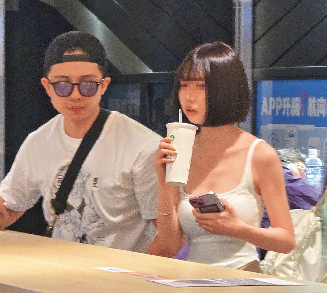 7/25 17：01 孫安佐（左）陪素人女友（右）喝著剛買的飲料，相處悠閒自在。