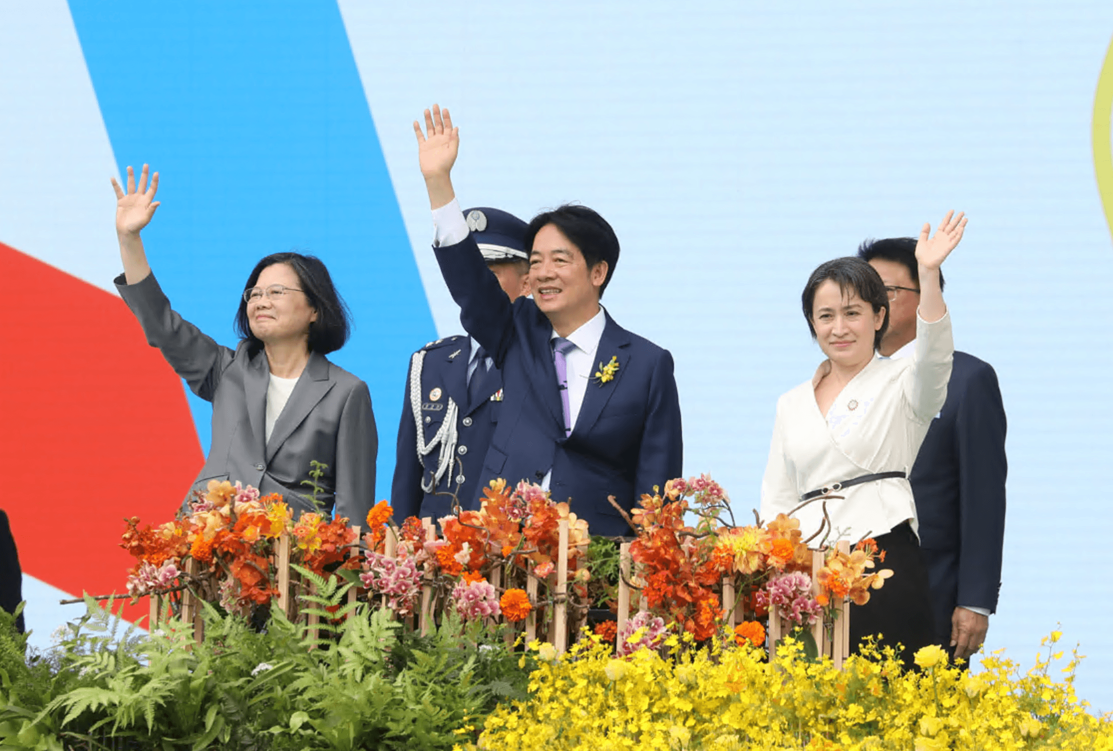 蔡英文（左起）、賴清德、蕭美琴現身大典主舞台，向民眾揮手致意。