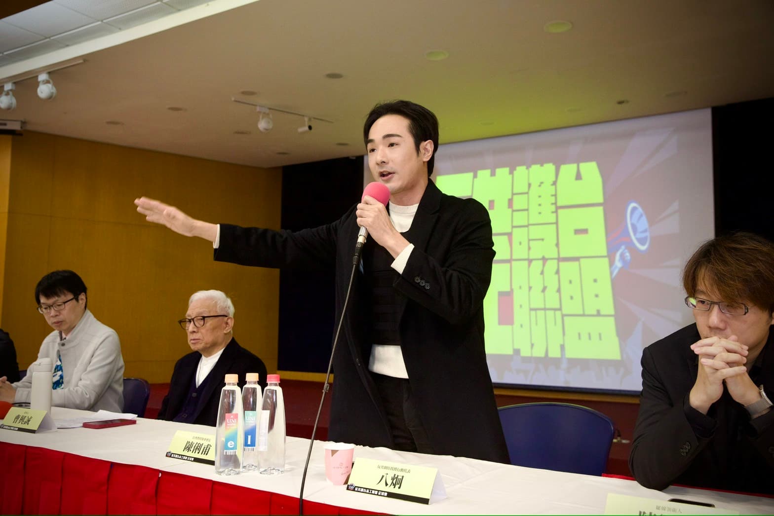 來自花蓮的網紅「八炯」代表花蓮罷免團體出席，他呼籲民眾應多去花蓮支持罷免傅崐萁店家消費，讓支持罷免傅崐萁的力量更加強大。