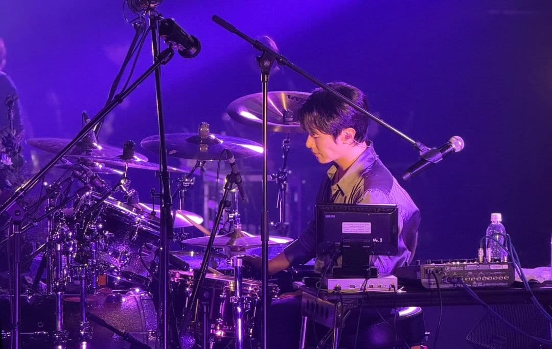 FTISLAND鼓手崔敏煥爆出負面新聞後，在高雄的演出以幕後樂手身分登場，最後大合照也只有李洪基與李在真。（翻攝李洪基INS）