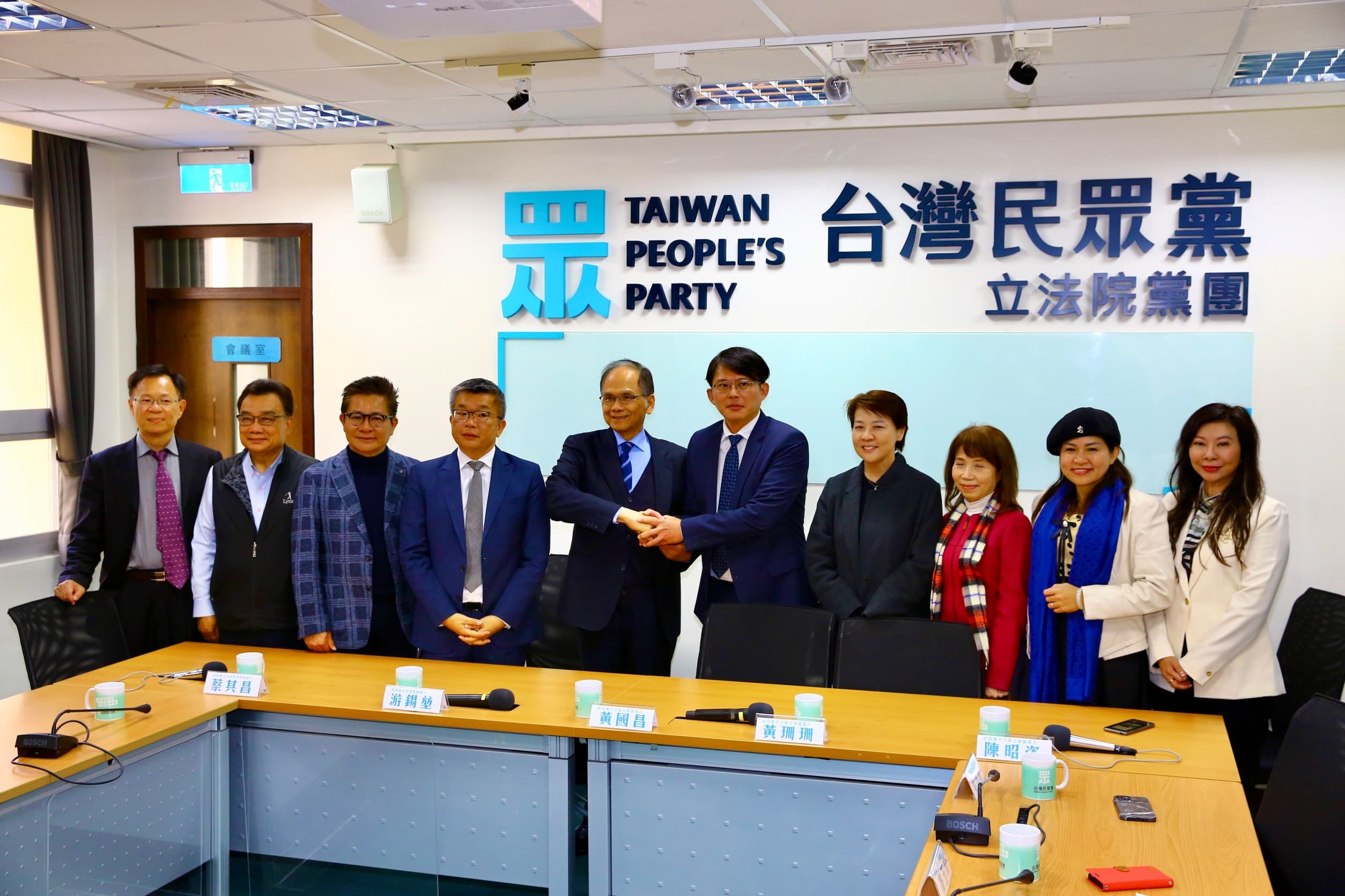 民眾黨團29日先後與國民黨韓國瑜、民進黨游錫堃兩組人馬會面。