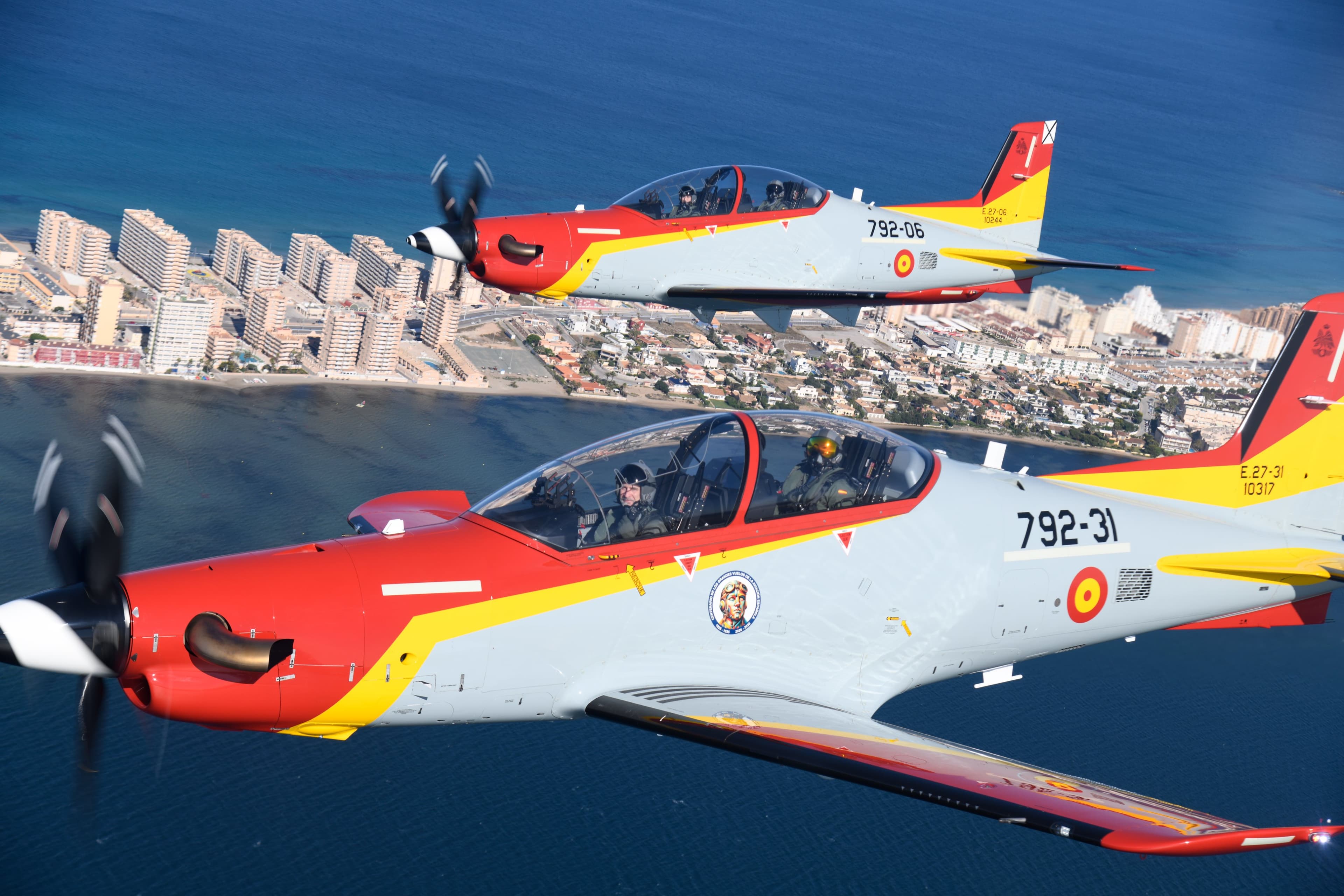 費利佩六世（前）與萊昂諾公主（後）分別駕駛Pilatus PC-21教練機，在西班牙穆爾西亞上空並肩飛行，完成首次父女共同飛行訓練。（翻攝X@CasaReal）