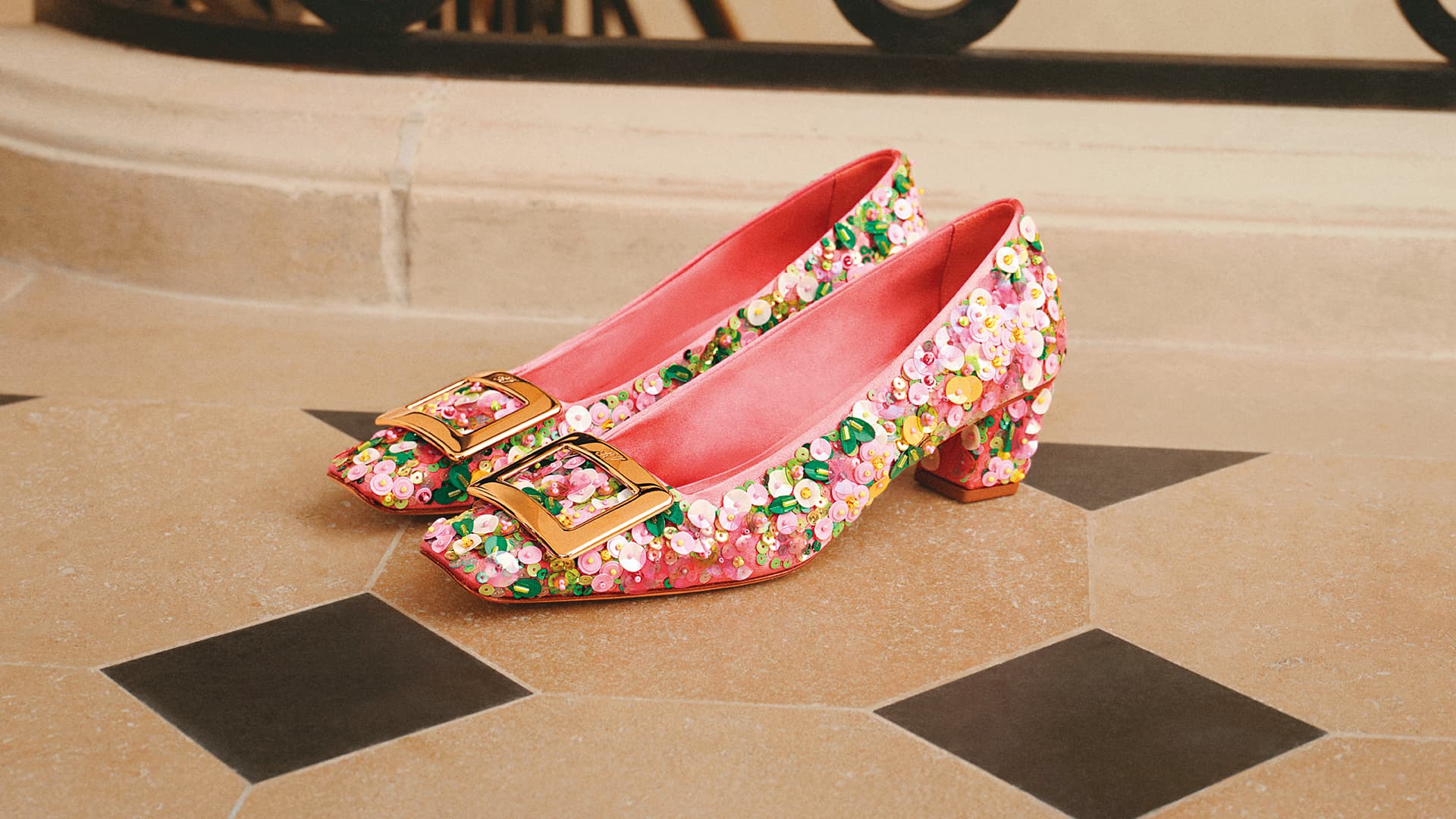 Belle Vivier古典玫瑰粉刺繡跟鞋。NT$79,900（迪生提供）