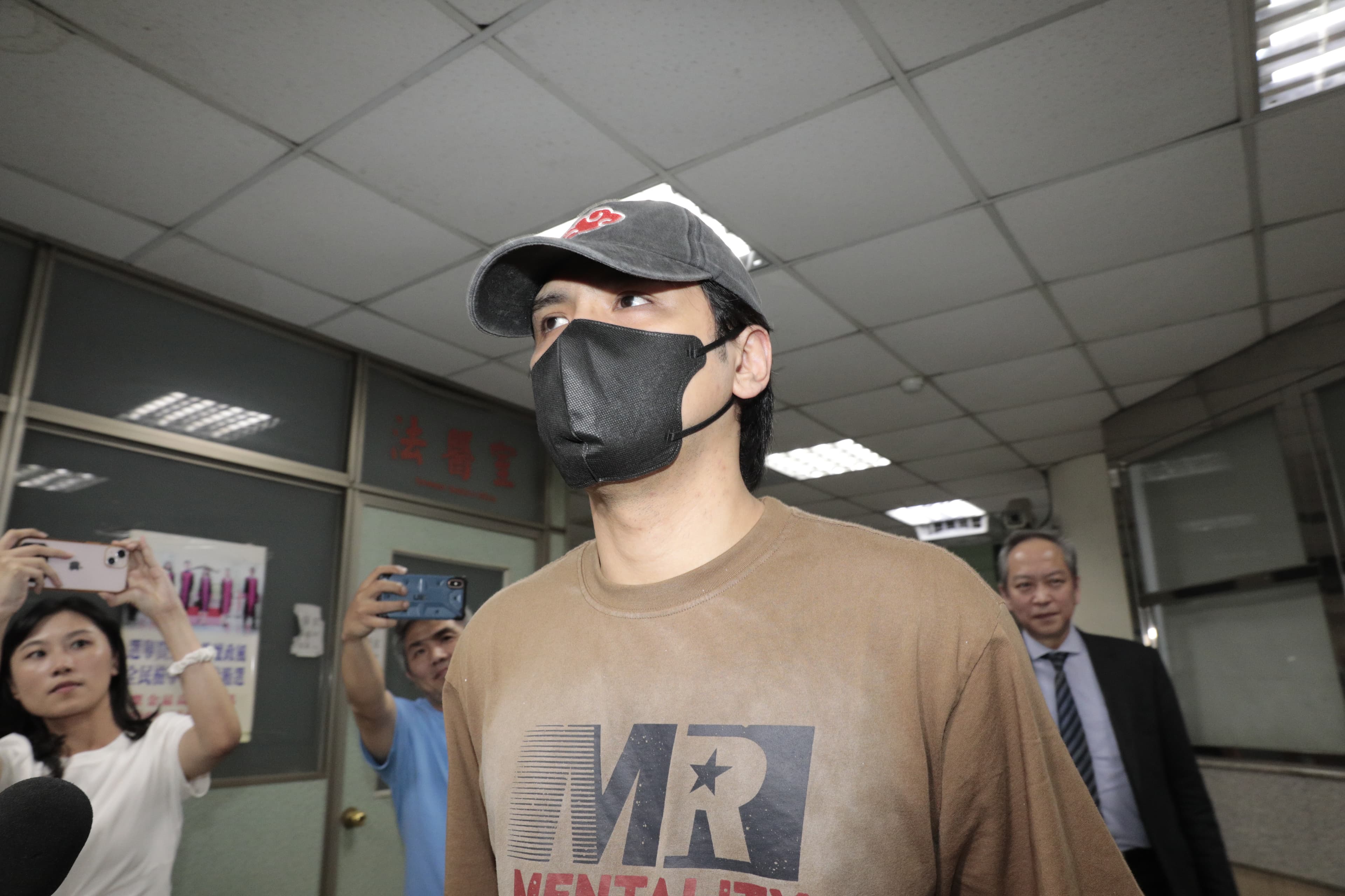 陳零九涉嫌逃兵昨日以30萬元交保。