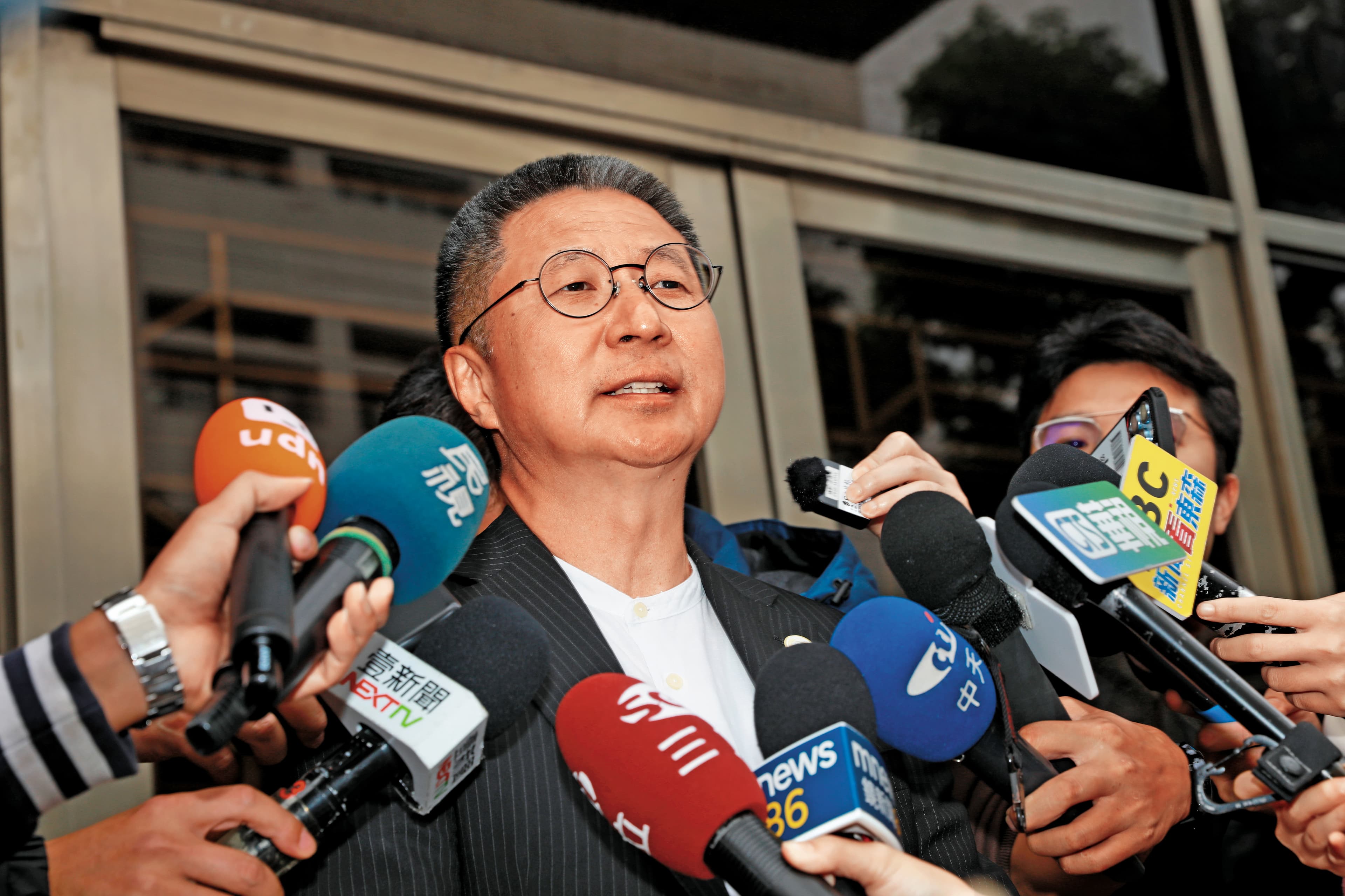 潛艦國造召集人黃曙光、前海軍顧問郭璽，去年11月遭徐巧芯與吳子嘉指涉賣台並提告。