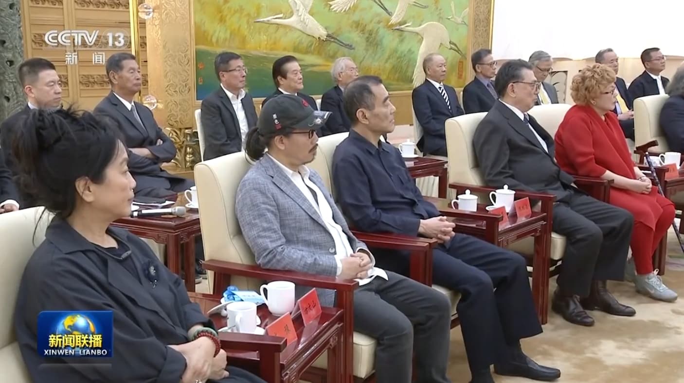 齊豫（左起）、方文山等人也和洪秀柱一起會見王滬寧。（翻攝自CCTV）