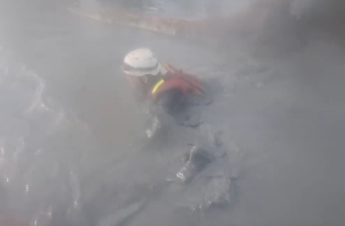 花蓮光復鄉道路遭洪水與淤泥覆蓋，屏東特搜隊涉水搶救生命。（翻攝自threads／choulittlerice）