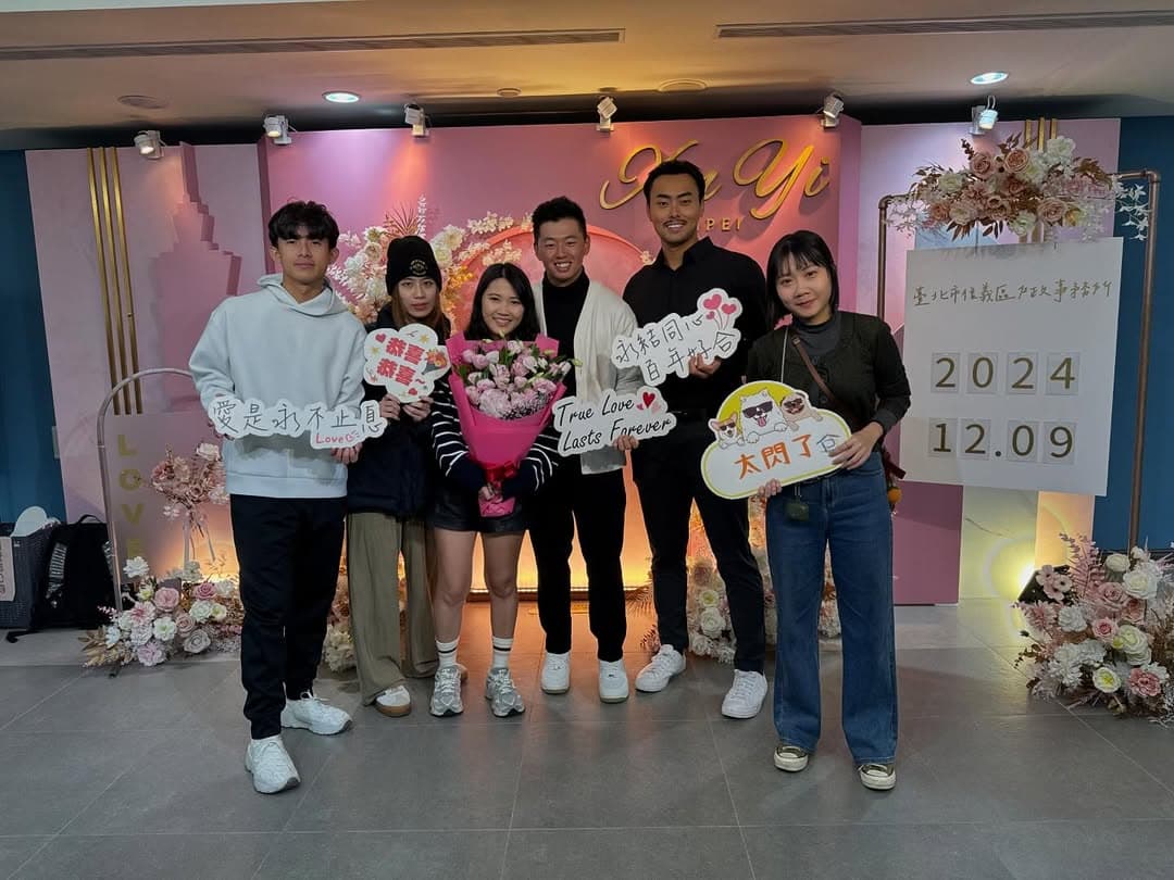 鄭宗哲與愛妻登記結婚，林家正手持「永結同心，百年好合」陪同見證。（翻攝鄭宗哲IG）