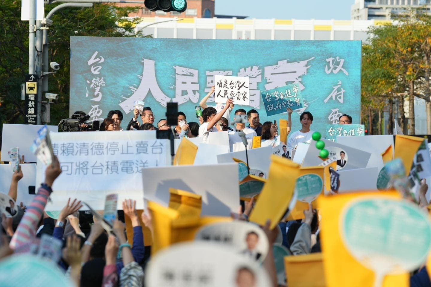 黃國昌表示，「每一份DM都要告訴所有人，民進黨政府貪汙花了多少錢」。（翻攝自臉書@黃國昌）