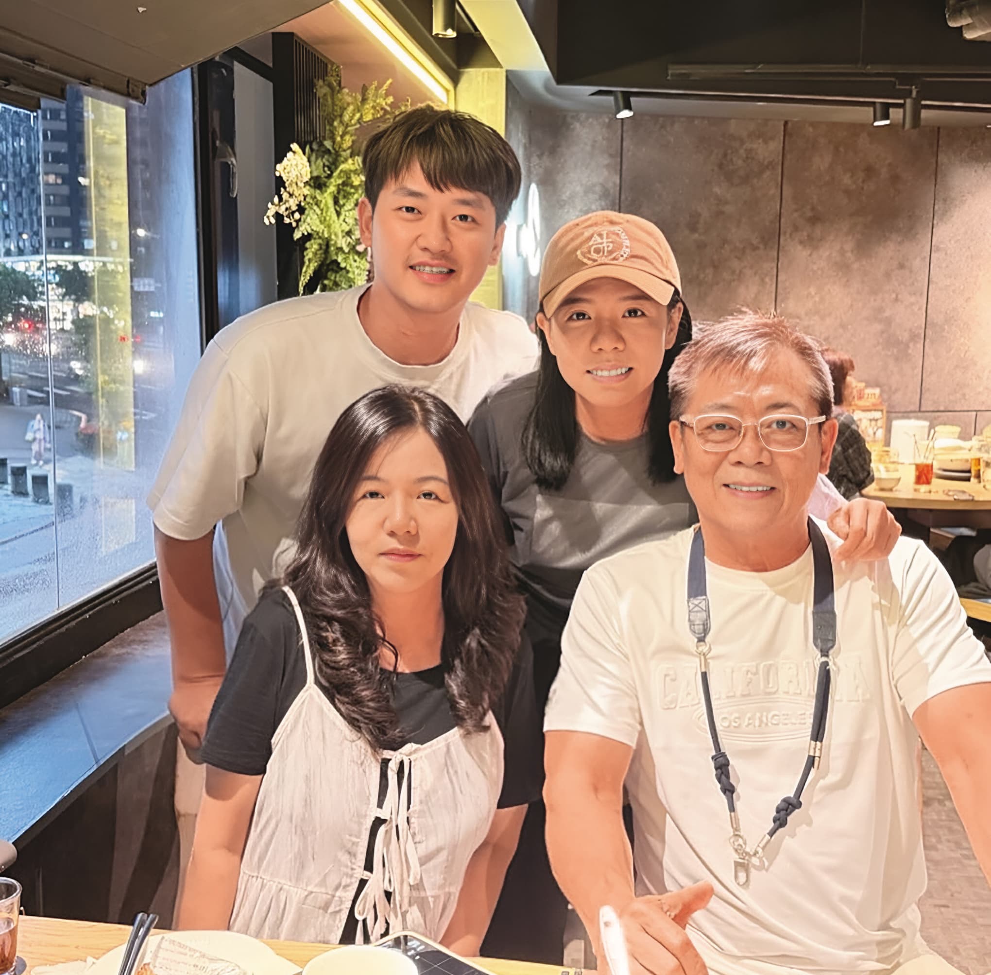 Ariel(後排右)跟Ken(後排左)及Ariel的爸媽一起聚餐並po出合照。(翻攝自Ariel IG)