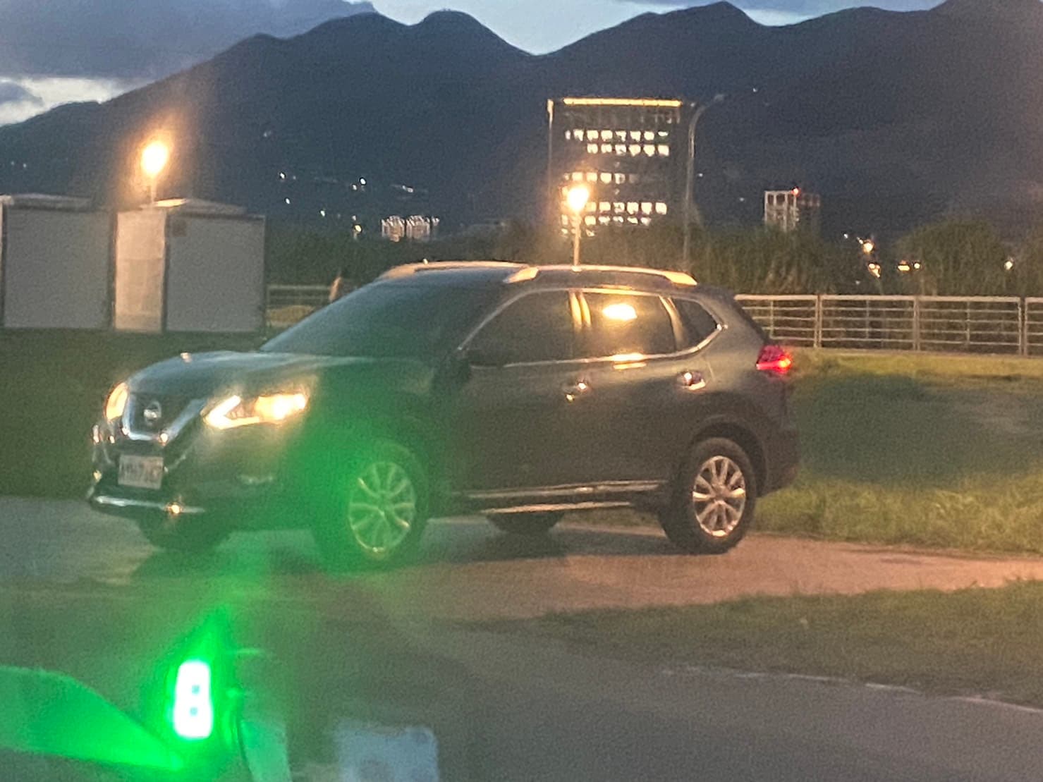 女下屬將車輛停在通河西街河堤外停車場，與李繼唐看了一會夕陽後，才去棒球場接小孩。（讀者提供）