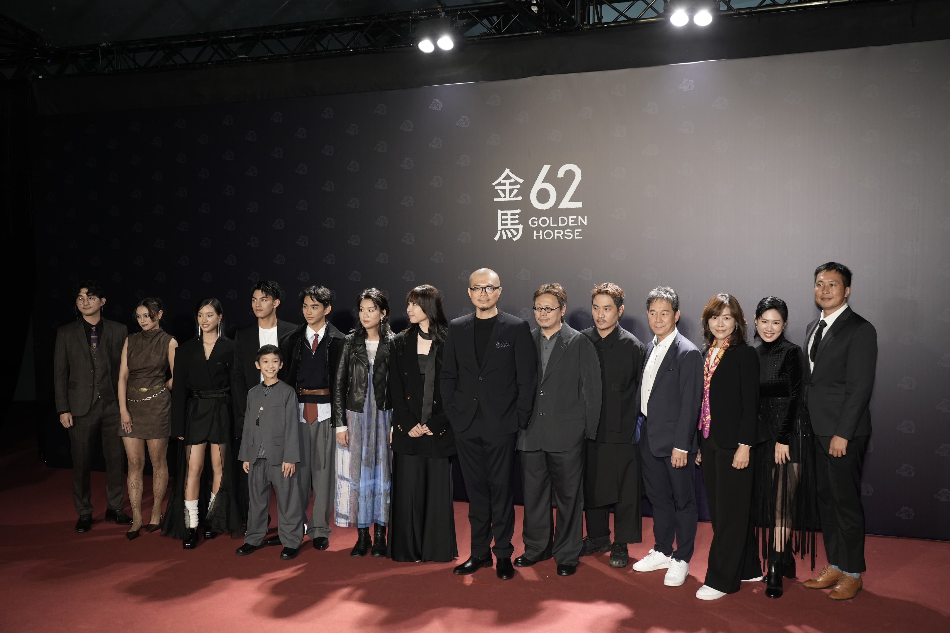 曹仕翰率《南方時光》劇組走金馬獎紅毯，陣容龐大。