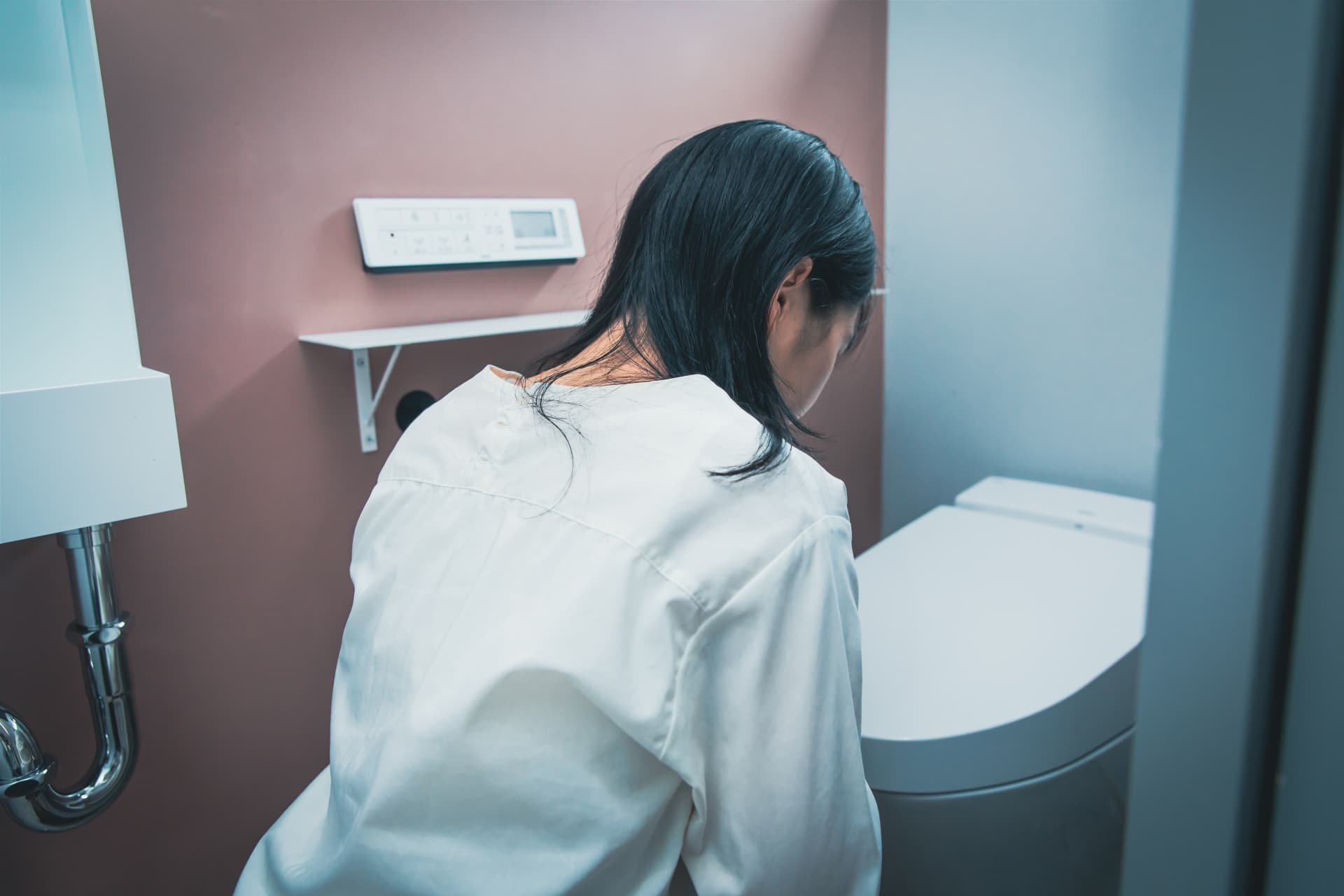 另一名同行友人因尿急狂敲廁所的門，卻遲遲沒人開門，最後當蔡男開門他卻看到超噁的一幕。（示意圖，PhotoAC）