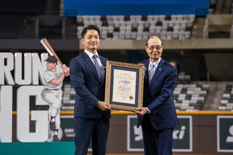 台北市長蔣萬安頒發台北市最高榮譽─榮譽市民給王貞治。（北市府提供）