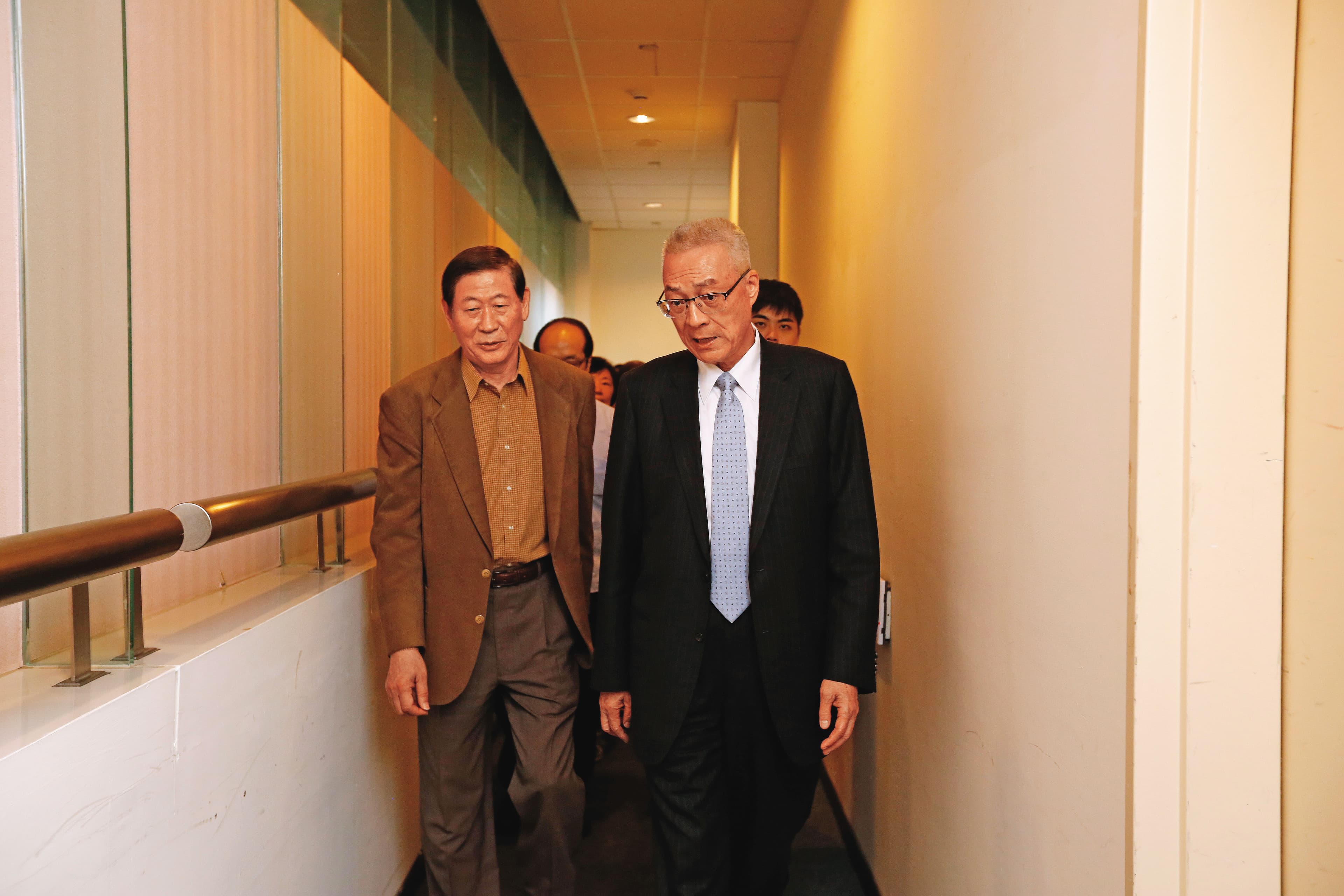 臧幼俠（左）擔任黃復興黨部主委一年餘，後隨國民黨主席改選而卸任。右為吳敦義。