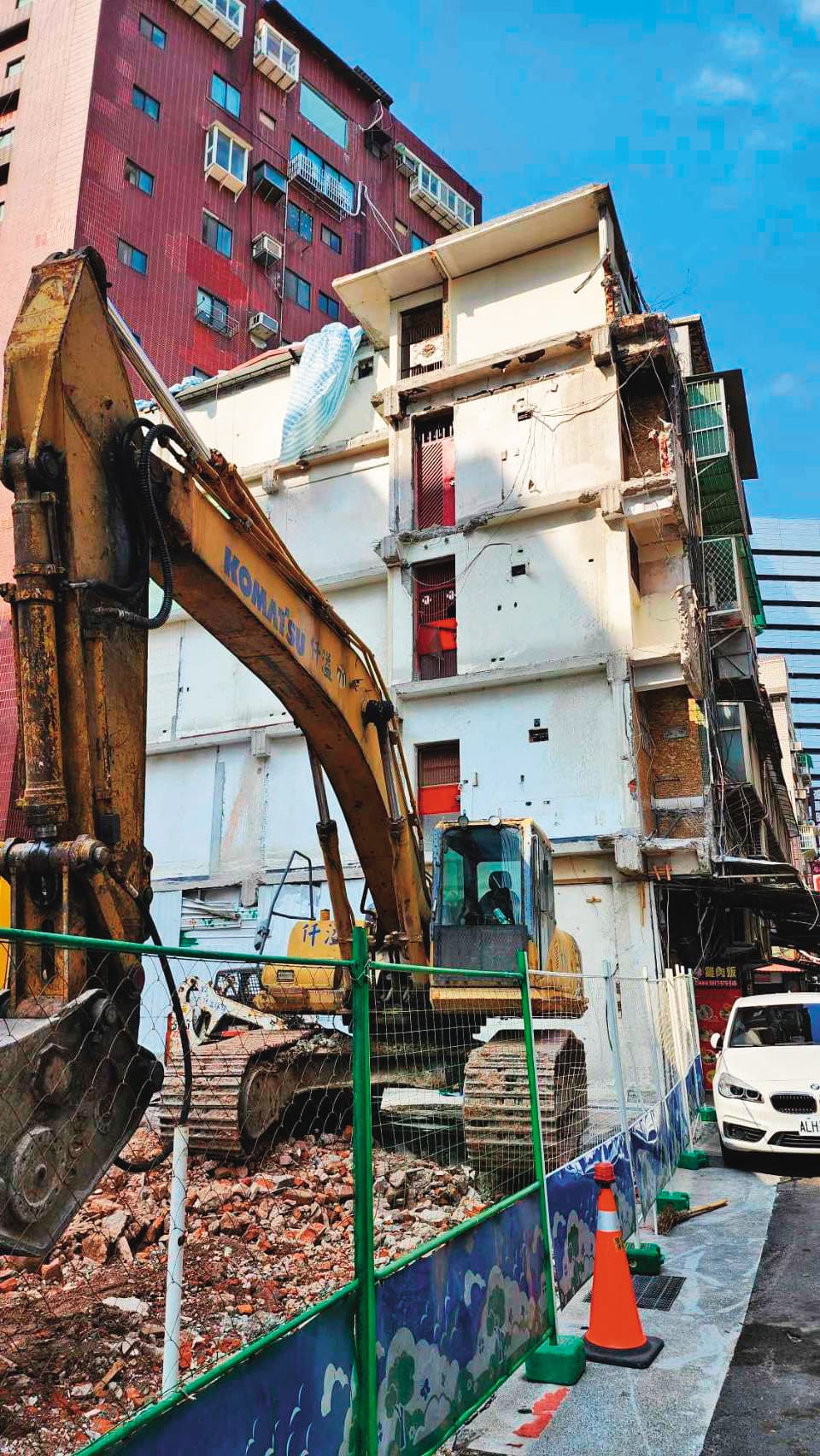 北市吳興街一危老案，有住戶投訴因對重建合約有疑慮，住家竟被排除在建築基地外。（讀者提供）