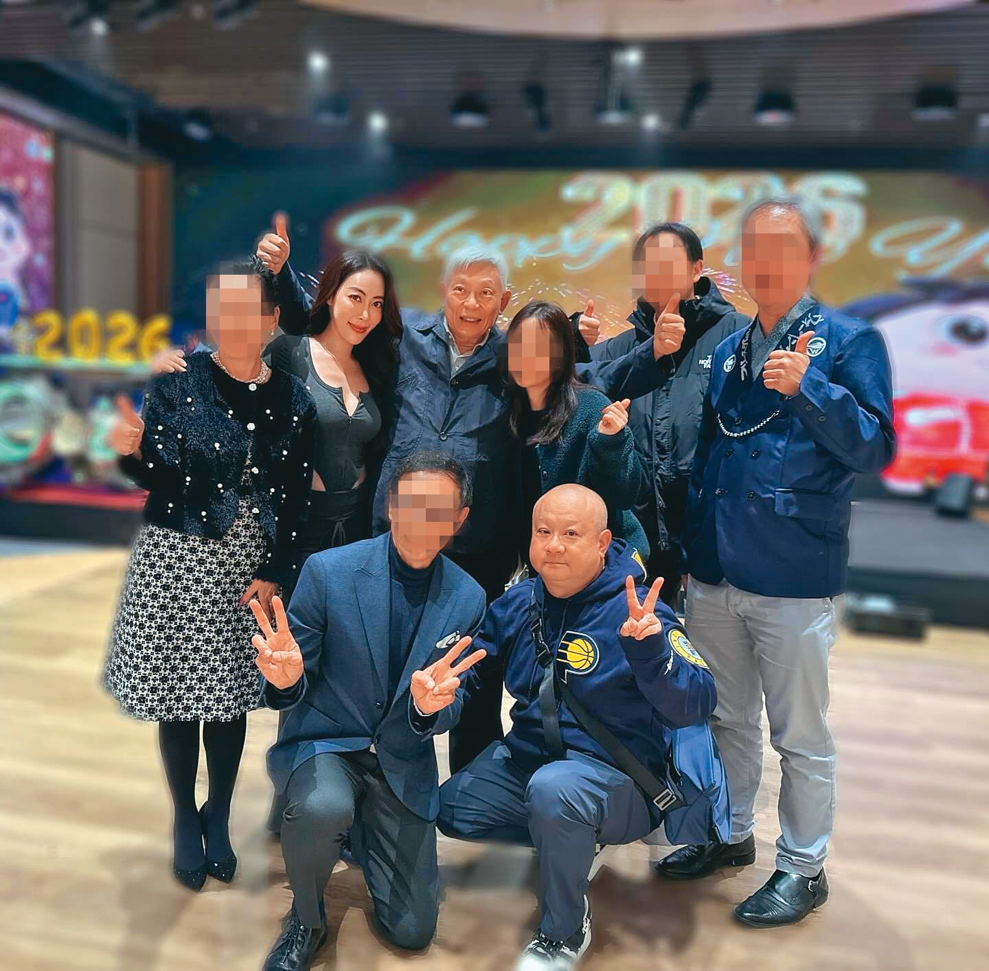 李雅楹（後左二）跟著宣昶有（前右）經常出入與政商名流的聚會，包括旺中董事長蔡衍明（後左三）。（翻攝自李雅楹IG）